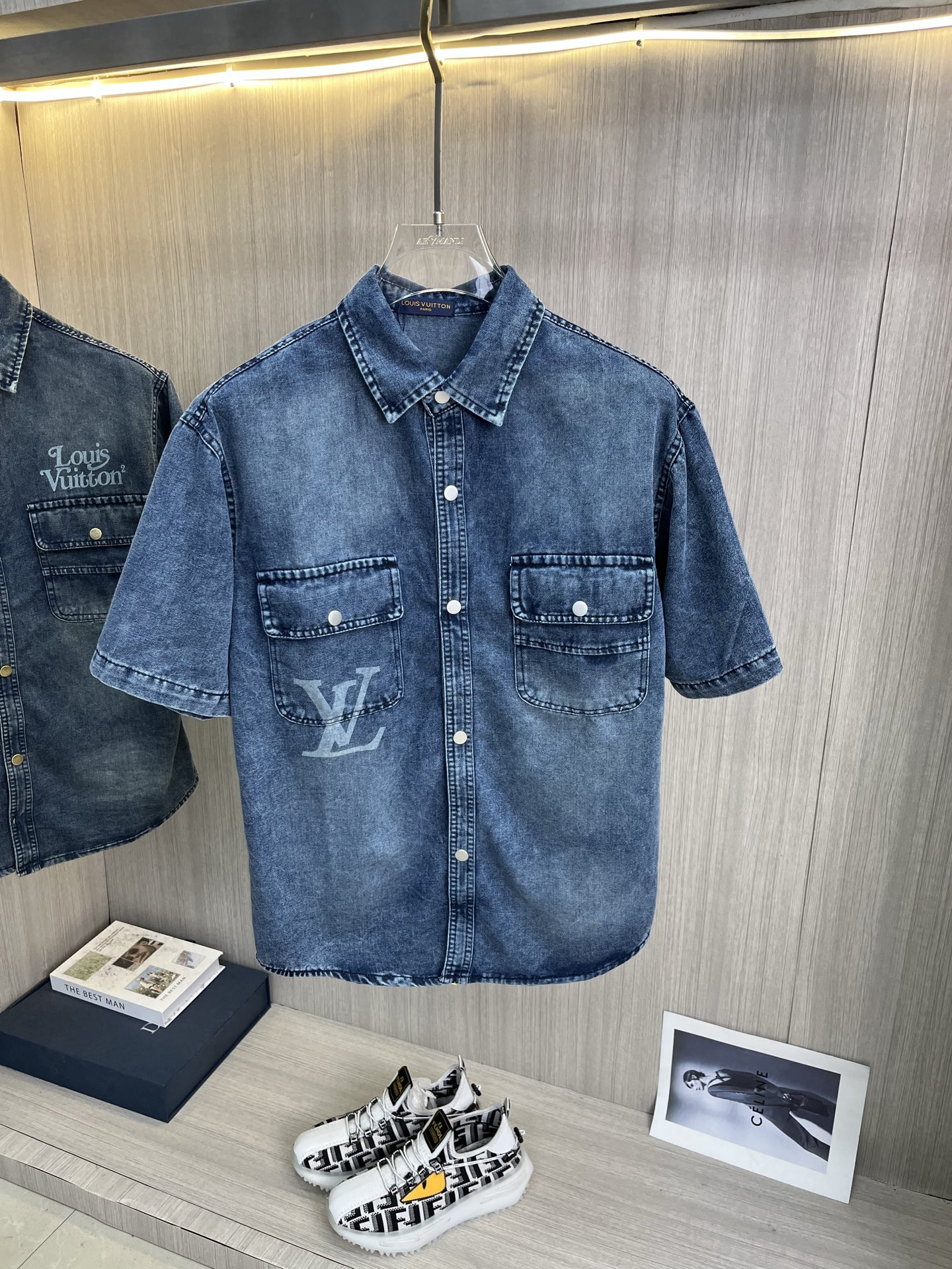 NO:835931,LV Louis Vuitton short-sleeved shirt-style denim jacket is made of imported denim denim fabric, logo jacquard, heavy industrial washing, shirt-type top jacket, embellished with hardware buttons, crisp and stylish, unique angle new interpretation, fashionable and versatile choice!  Size M-3XL,,louis vuitton,louis vuitton,jackets & coats,T-shirt,19860909LV路易威登 短袖衬衣款牛仔外套 精选进口丹宁牛仔面料,logo提花,重工洗水,衬衣型上衣外套,五金纽扣点缀,挺括有型,独有的角度全新演绎 时尚百搭首选！码数M-3XL,,louis vuitton,louis vuitton,jackets & coats,T-shirt,,Men's clothing