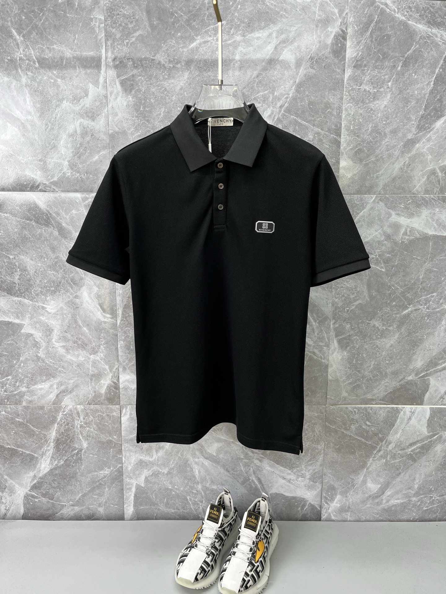 NO:908041,GIVENCHY 2026 spring and summer new polo shirt business casual lapel short-sleeved T-shirt, the exquisite and fitted tailoring sets off the minimalist design style, showing the elegant style at a glance!  High gram weight 260g pure cotton pique fabric, the quality is supreme, the materials used will never disappoint, the fabric surface is fine and smooth, soft and skin-friendly, the cotton is full, with elasticity, the upper body is high-end and crisp and stylish at the same time, size M-3XL,,givenchy,givenchy,T-shirt,tees,t-shirt,19860909GIVENCHY纪梵希 2026春夏新款polo衫商务休闲翻领短袖T恤,精致合体的剪裁版型衬托出了极简主义的设计风格,把优雅风展露的一览无余！高克重260g纯棉珠地面料,品质至上,用料永远不会让人失望,布面精细光滑,柔软亲肤,棉质饱满,附有弹力 ,上身高档的同时又挺括有型,尺码M-3XL,,givenchy,givenchy,T-shirt,tees，t-shirt,,Men's clothing