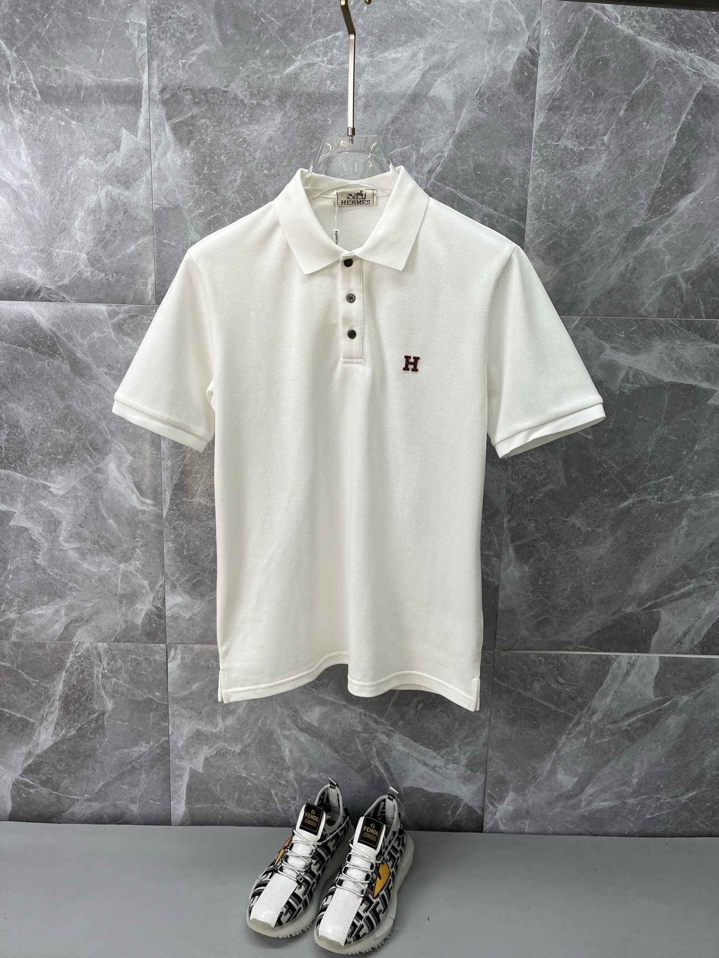 NO:908081,HERMES 2026 spring and summer new polo shirt business casual lapel short-sleeved T-shirt, the exquisite and fitted tailoring sets off the minimalist design style, showing the elegant style at a glance!  High gram weight 260g pure cotton pique fabric, the quality is supreme, the materials will never disappoint, the fabric surface is fine and smooth, soft and skin-friendly, the cotton is full, with elasticity, the upper body is high-end and crisp and stylish at the same time, sizes M-3XL,, hermes, hermes, T-shirt, tees, t-shirt,19860909HERMES爱马仕 2026春夏新款polo衫商务休闲翻领短袖T恤,精致合体的剪裁版型衬托出了极简主义的设计风格,把优雅风展露的一览无余！高克重260g纯棉珠地面料,品质至上,用料永远不会让人失望,布面精细光滑,柔软亲肤,棉质饱满,附有弹力 ,上身高档的同时又挺括有型,尺码M-3XL,,hermes,hermes,T-shirt,tees，t-shirt,,Men's clothing