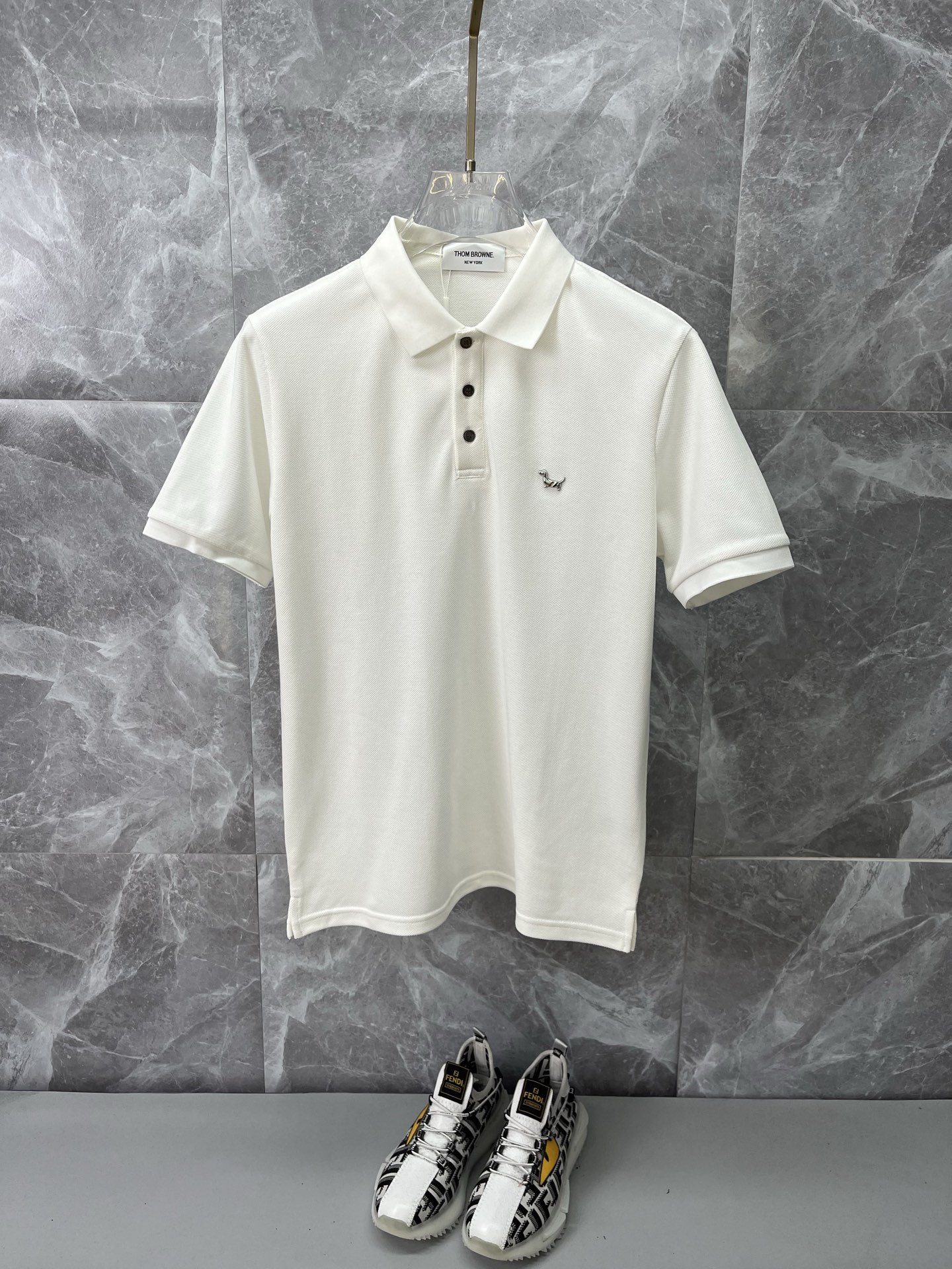 NO:908085,TB Tom Brown's 2026 spring and summer new polo shirt business casual lapel short-sleeved T-shirt, the exquisite and fitted tailoring sets off the minimalist design style, showing the elegant style at a glance!  High gram weight 260g pure cotton pique fabric, the quality is supreme, the materials will never disappoint, the fabric surface is fine and smooth, soft and skin-friendly, the cotton is full, with elasticity, the upper body is high-end and crisp and stylish at the same time, size M-3XL,,thom browne,T-shirt,tees,t-shirt,19860909TB汤姆布朗 2026春夏新款polo衫商务休闲翻领短袖T恤,精致合体的剪裁版型衬托出了极简主义的设计风格,把优雅风展露的一览无余！高克重260g纯棉珠地面料,品质至上,用料永远不会让人失望,布面精细光滑,柔软亲肤,棉质饱满,附有弹力 ,上身高档的同时又挺括有型,尺码M-3XL,,thom browne,T-shirt,tees，t-shirt,,Men's clothing
