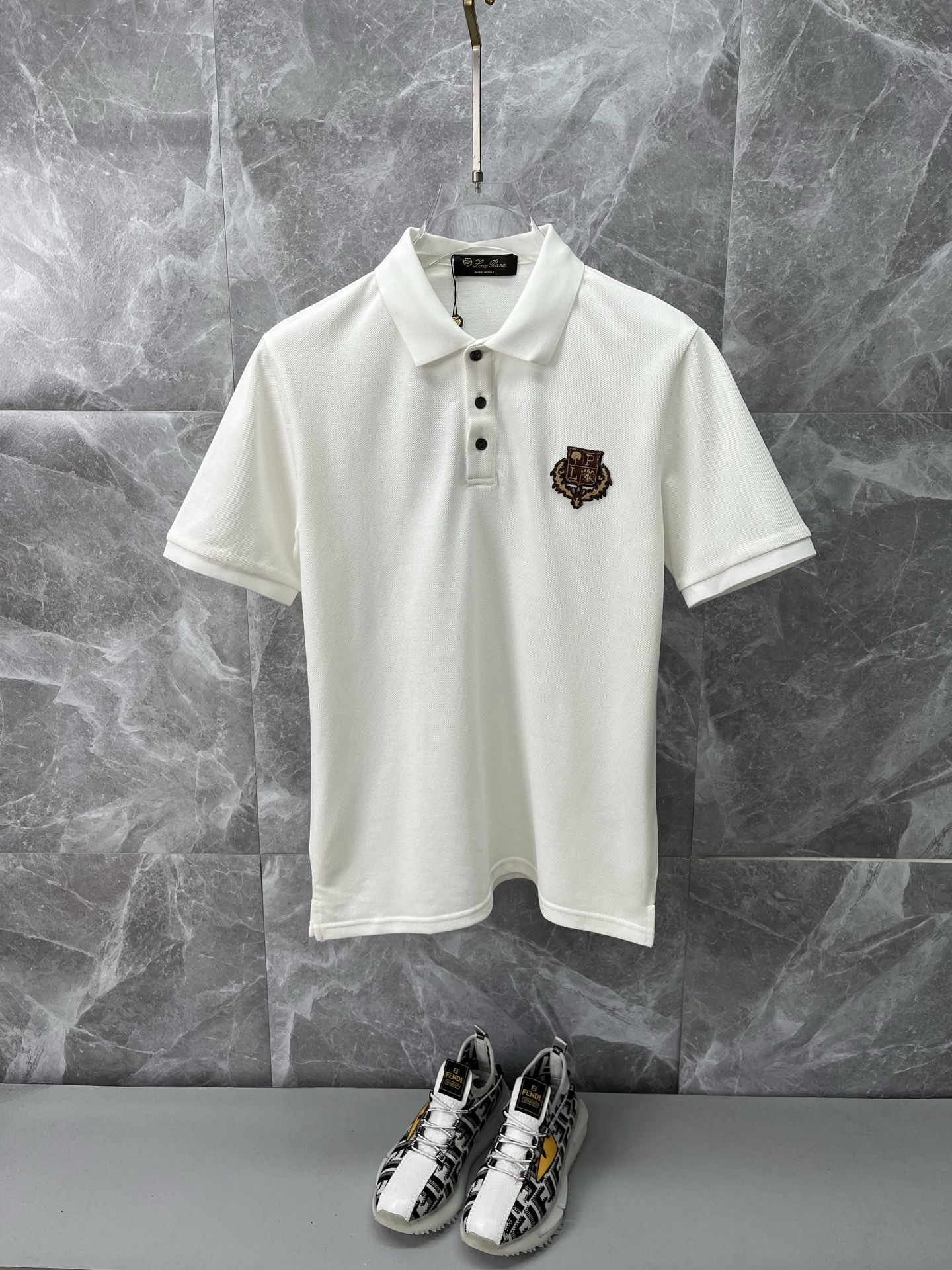 NO:908052,LP Nuoyou Pianya's 2026 spring and summer new polo shirt business casual lapel short-sleeved T-shirt, the exquisite and fitted tailoring sets off the minimalist design style, showing the elegant style at a glance!  High gram weight 260g pure cotton pique fabric, the quality is supreme, the materials used will never disappoint, the fabric surface is fine and smooth, soft and skin-friendly, the cotton is full, with elasticity, the upper body is high-end and crisp and stylish at the same time, size M-3XL, loro piana, T-shirt, tees, t-shirt,19860909LP诺悠翩雅 2026春夏新款polo衫商务休闲翻领短袖T恤,精致合体的剪裁版型衬托出了极简主义的设计风格,把优雅风展露的一览无余！高克重260g纯棉珠地面料,品质至上,用料永远不会让人失望,布面精细光滑,柔软亲肤,棉质饱满,附有弹力 ,上身高档的同时又挺括有型,尺码M-3XL,,loro piana,T-shirt,tees，t-shirt,,Men's clothing