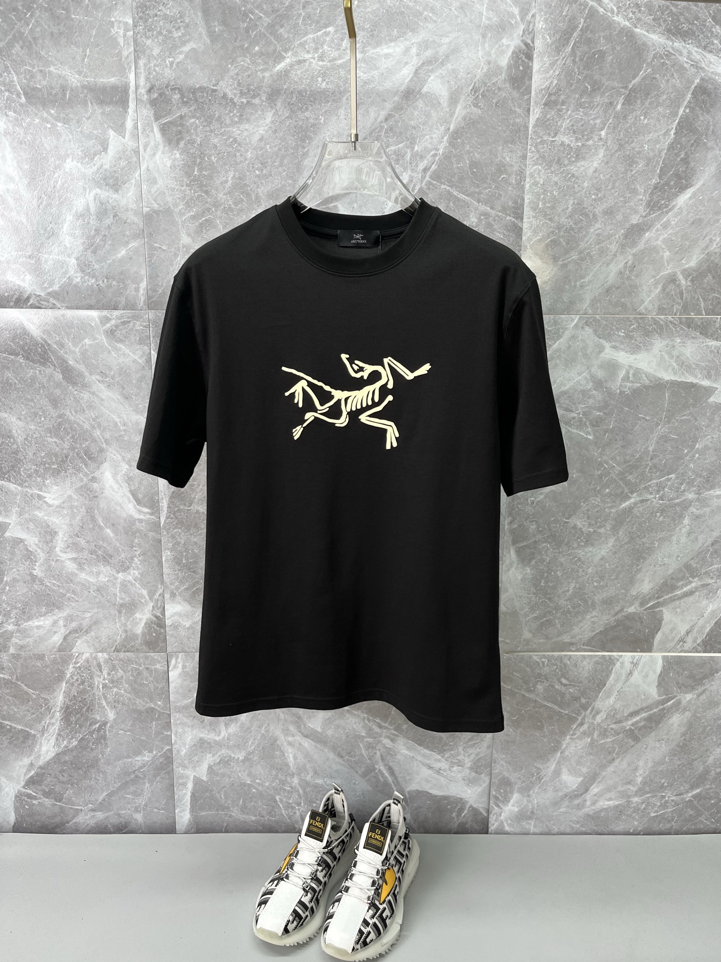 NO:947185,ARCTERYX 2026ss spring and summer latest short-sleeved T-shirt is now available!  !  2026 new T-shirt, high-version special fabric, high weight pure cotton mercerized fabric, comfortable yet wide upper body, embroidery technology, digital printing, flocking technology, same style for men and women, loose version, fine workmanship, comfortable fabric upper body, super handsome upper body, same style for men and women, M-3XL, arc'teryx, T-shirt, tees, t-shirt,19860909ARCTERYX始祖鸟 2026ss春夏最新款短袖T恤出货啦！！ 2026新款T恤 高版本专用面料 高克重纯棉丝光面料 上身舒适不失挺阔 刺绣工艺、数字印花、植绒工艺,男女同款 宽松版型 做工走线精细 面料上身舒适 超帅上身 男女同款M-3XL,arc'teryx,T-shirt,tees，t-shirt,,Men's clothing