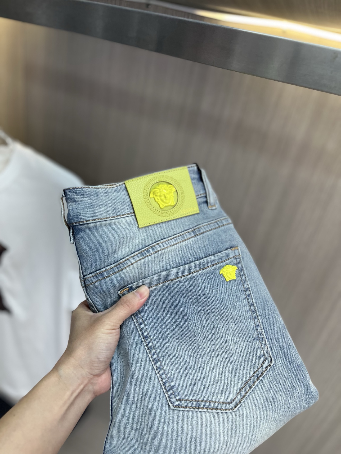 NO:877550,VERSACE Versace 2026 new spring and summer men's jeans. Selected imported denim denim fabric. Heavy-duty environmentally friendly washing. Soft feel and wear resistance. Small straight version. Micro-elasticity makes you slim and slim. Perfect details. High-quality hardware and accessories. Fine workmanship. Unparalleled. Code number 28-38. Shipped next day. Versace,versace,jeans,19860909VERSACE范思哲 2026春夏新款男士牛仔裤 精选进口丹宁牛仔面料 重工环保洗水 手感柔和 兼备耐磨性 版型小直筒 微弹力显瘦修身,细节完美,五金辅料精选高等品质,做工精细,绝非凡品,码数28-38,隔天出货,,versace,versace,jeans,,Men's clothing