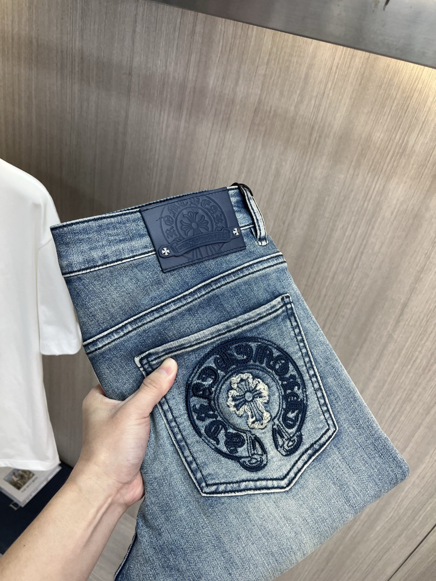 NO:877545,CH Chrome Hearts 2026 Spring and Summer New Men's Jeans. Selected imported denim denim fabric. Heavy-duty environmentally friendly washing. Soft feel and wear resistance. Small straight version. Micro-elasticity makes you slim and slim. Perfect details. High-quality hardware and accessories. Fine workmanship. Unparalleled. Code number 28-38. Shipped next day. chrome hearts,jeans,19860909CH克罗心 2026春夏新款男士牛仔裤 精选进口丹宁牛仔面料 重工环保洗水 手感柔和 兼备耐磨性 版型小直筒 微弹力显瘦修身,细节完美,五金辅料精选高等品质,做工精细,绝非凡品,码数28-38,隔天出货,,chrome hearts,jeans,,Men's clothing
