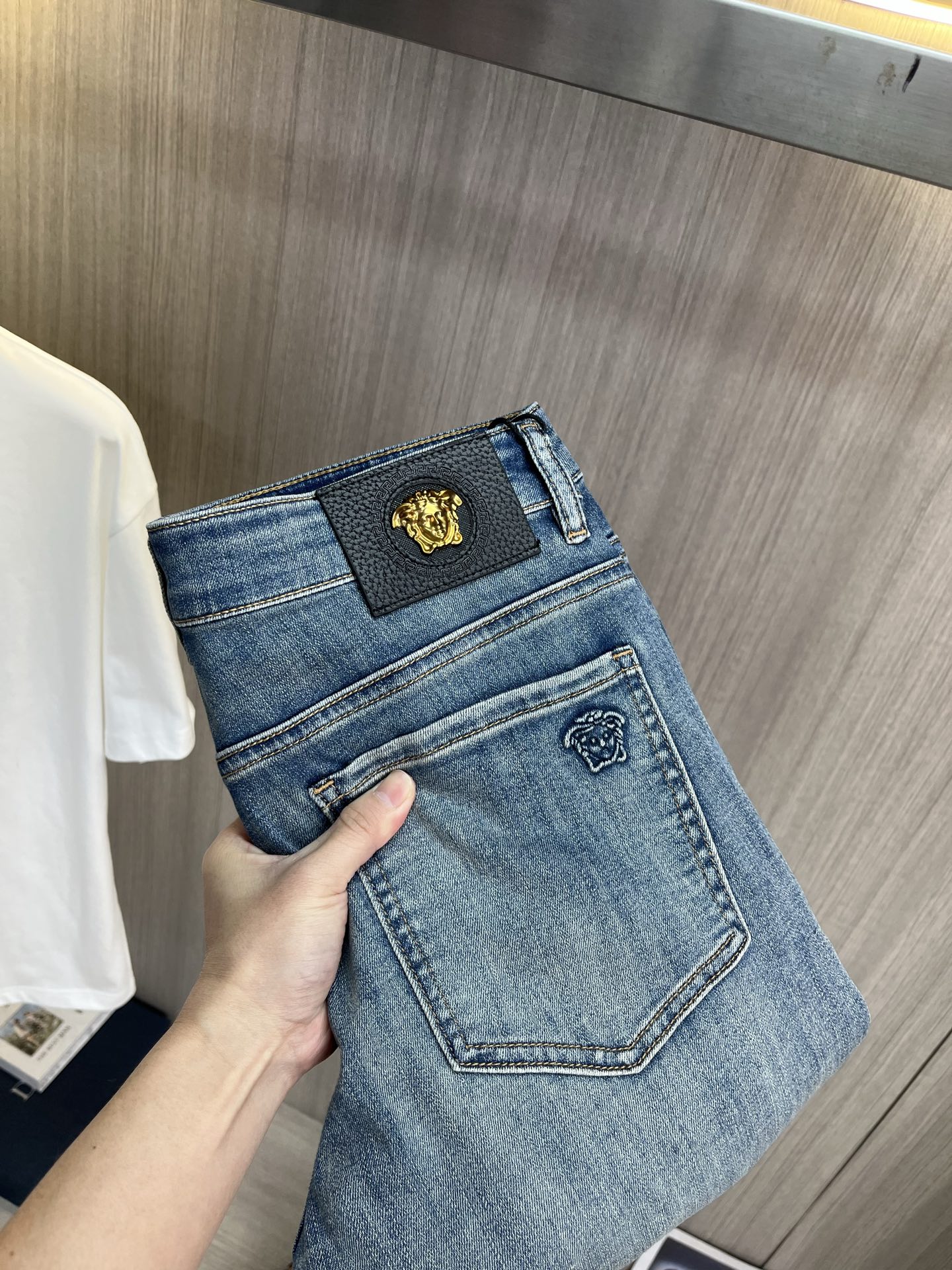NO:877594,VERSACE Versace 2026 new spring and summer men's jeans. Selected imported denim denim fabric. Heavy-duty environmentally friendly washing. Soft feel and wear resistance. Small straight version. Micro-elasticity makes you slim and slim. Perfect details. High-quality hardware and accessories. Fine workmanship. Unparalleled. Code number 28-38. Shipped next day. Versace,versace,jeans,19860909VERSACE范思哲 2026春夏新款男士牛仔裤 精选进口丹宁牛仔面料 重工环保洗水 手感柔和 兼备耐磨性 版型小直筒 微弹力显瘦修身,细节完美,五金辅料精选高等品质,做工精细,绝非凡品,码数28-38,隔天出货,,versace,versace,jeans,,Men's clothing