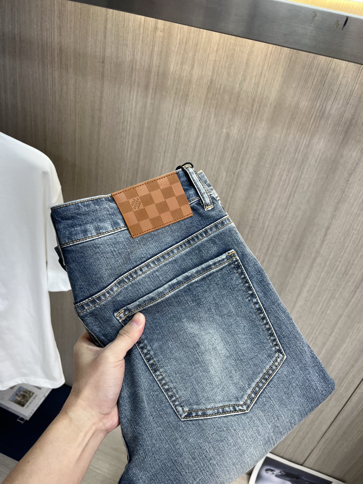NO:877588,LV Louis Vuitton's 2026 spring and summer new men's jeans are made of imported denim fabrics, heavy-duty environmentally friendly washing, soft to the touch and wear-resistant, small straight version, slightly elastic, slimming, perfect details, high-quality hardware and accessories, fine workmanship, extraordinary, code size 28-38, shipped next day,, louis vuitton, louis vuitton, jeans,19860909LV路易威登 2026春夏新款男士牛仔裤 精选进口丹宁牛仔面料 重工环保洗水 手感柔和 兼备耐磨性 版型小直筒 微弹力显瘦修身,细节完美,五金辅料精选高等品质,做工精细,绝非凡品,码数28-38,隔天出货,,louis vuitton,louis vuitton,jeans,,Men's clothing