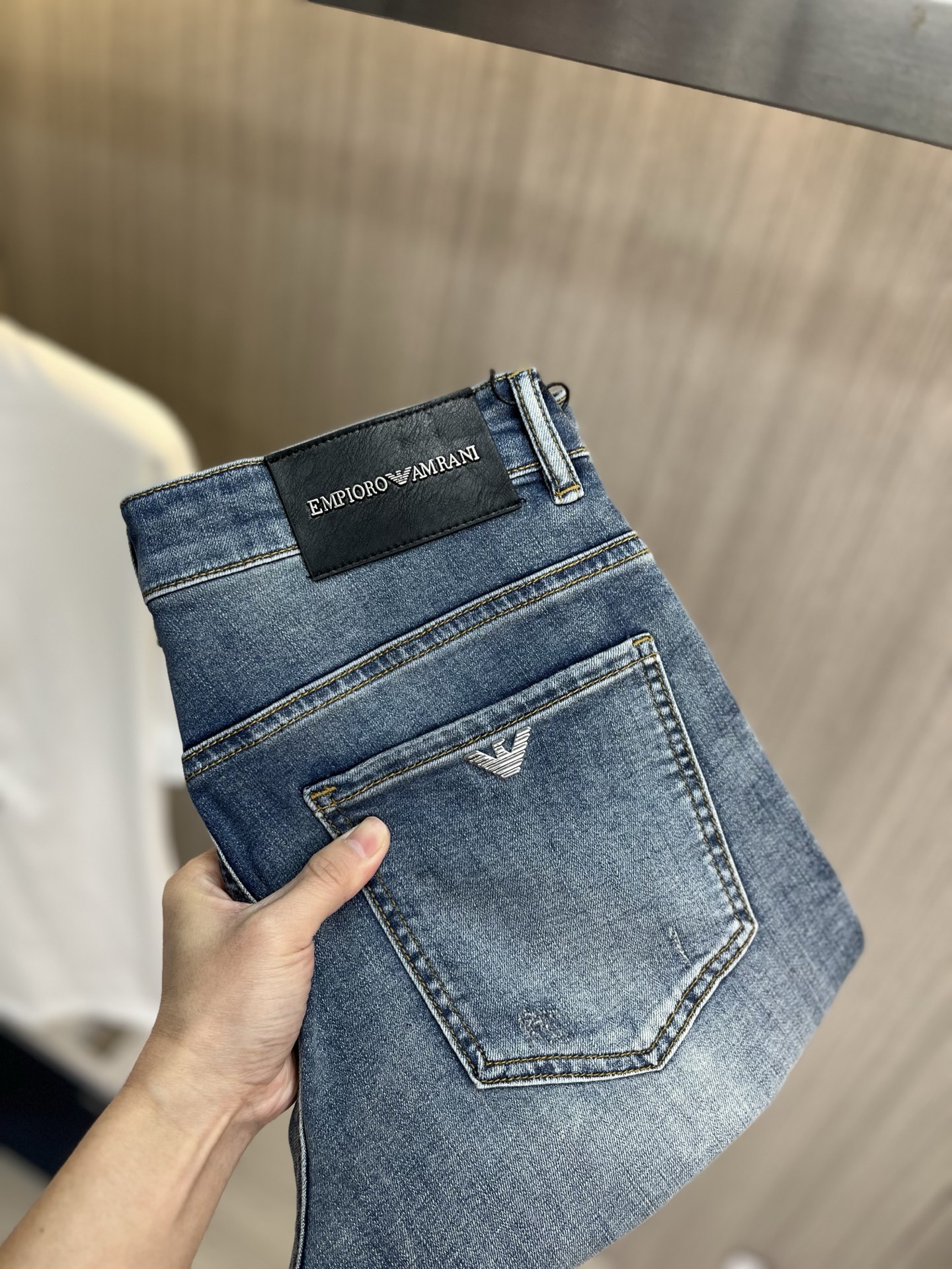 NO:877582,ARMANI 2026 spring and summer new men's jeans shorts. Selected imported denim denim fabric. Heavy-duty environmentally friendly washing. Soft feel and wear resistance. Small straight version. Micro-elasticity makes you slim and slim. Perfect details. High-quality hardware and accessories. Fine workmanship. Unparalleled. Code number 28-38. Shipped next day. Armani, armani, shorts, jeans,19860909ARMANI阿玛尼 2026春夏新款男士牛仔裤短裤 精选进口丹宁牛仔面料 重工环保洗水 手感柔和 兼备耐磨性 版型小直筒 微弹力显瘦修身,细节完美,五金辅料精选高等品质,做工精细,绝非凡品,码数28-38,隔天出货,,armani,armani,shorts,jeans,,Men's clothing