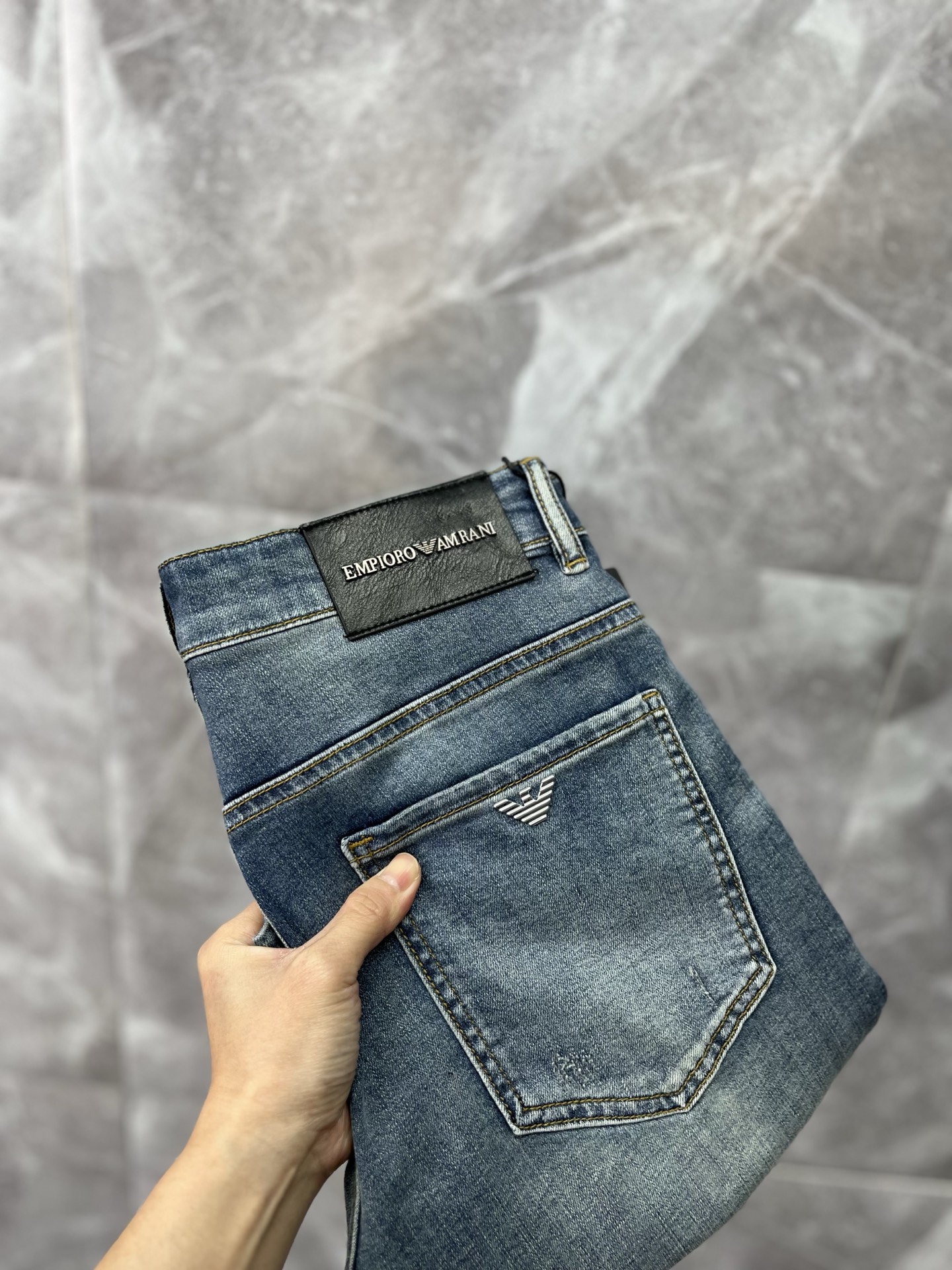 NO:907253,ARMANI 2026 spring and summer new men's jeans shorts. Selected imported denim denim fabric. Heavy-duty environmentally friendly washing. Soft feel and wear resistance. Small straight version. Micro-elasticity makes you slim and slim. Perfect details. High-quality hardware and accessories. Fine workmanship. Unparalleled. Code number 28-38. Shipped next day. Armani, armani, shorts, jeans,19860909ARMANI阿玛尼 2026春夏新款男士牛仔裤短裤 精选进口丹宁牛仔面料 重工环保洗水 手感柔和 兼备耐磨性 版型小直筒 微弹力显瘦修身,细节完美,五金辅料精选高等品质,做工精细,绝非凡品,码数28-38,隔天出货,,armani,armani,shorts,jeans,,Men's clothing