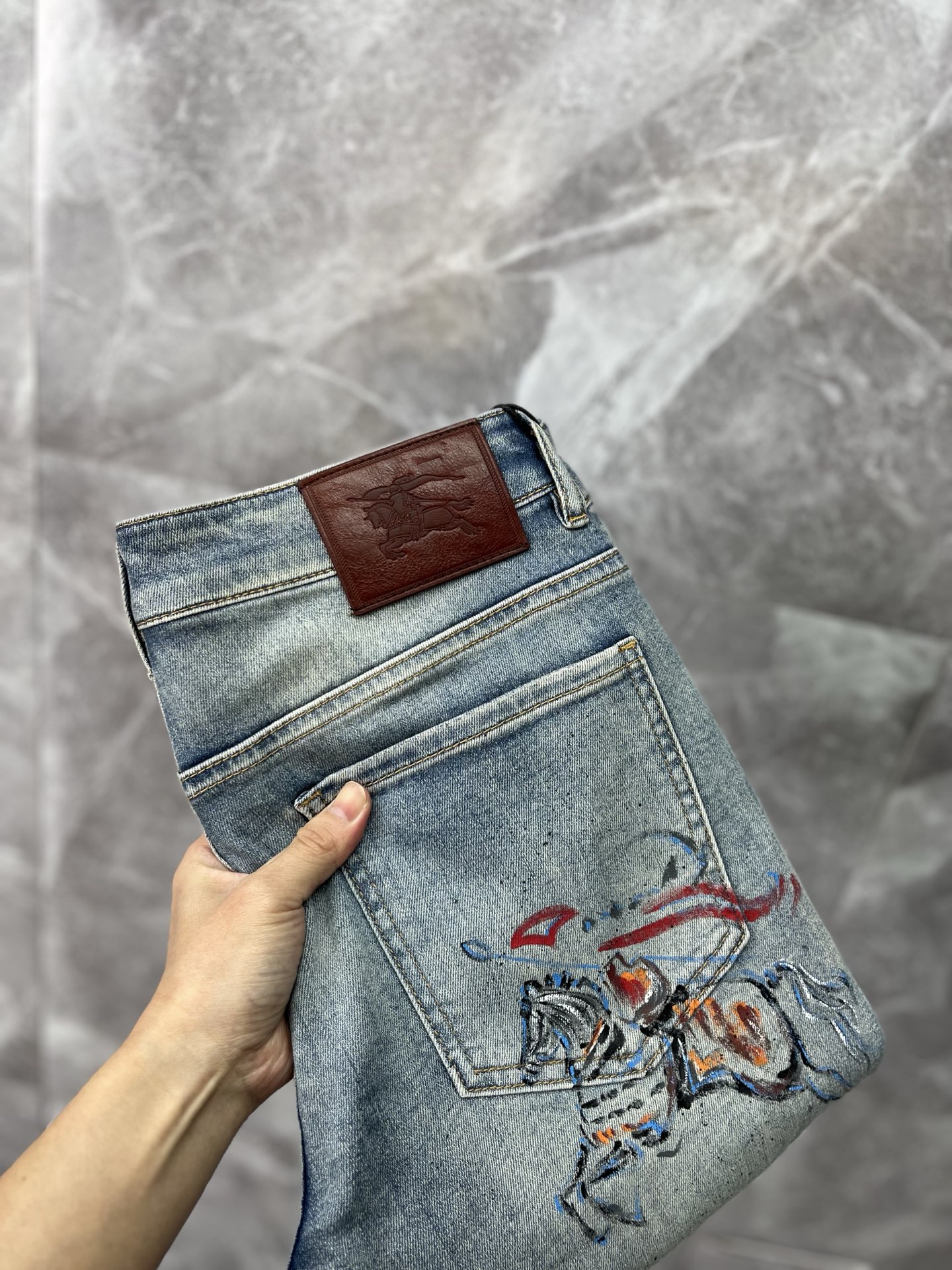 NO:932572,BURBERRY 2026 spring and summer new men's jeans. Selected imported denim denim fabric. Heavy-duty environmentally friendly washing. Soft feel and wear resistance. Small straight version. Micro-elasticity makes you slim and slim. Perfect details. High-quality hardware and accessories. Fine workmanship. Unparalleled. Code number 28-38. Shipped next day. Burberry, burberry, jeans,19860909BURBERRY巴宝莉 2026春夏新款男士牛仔裤 精选进口丹宁牛仔面料 重工环保洗水 手感柔和 兼备耐磨性 版型小直筒 微弹力显瘦修身,细节完美,五金辅料精选高等品质,做工精细,绝非凡品,码数28-38,隔天出货,,burberry,burberry,jeans,,Men's clothing