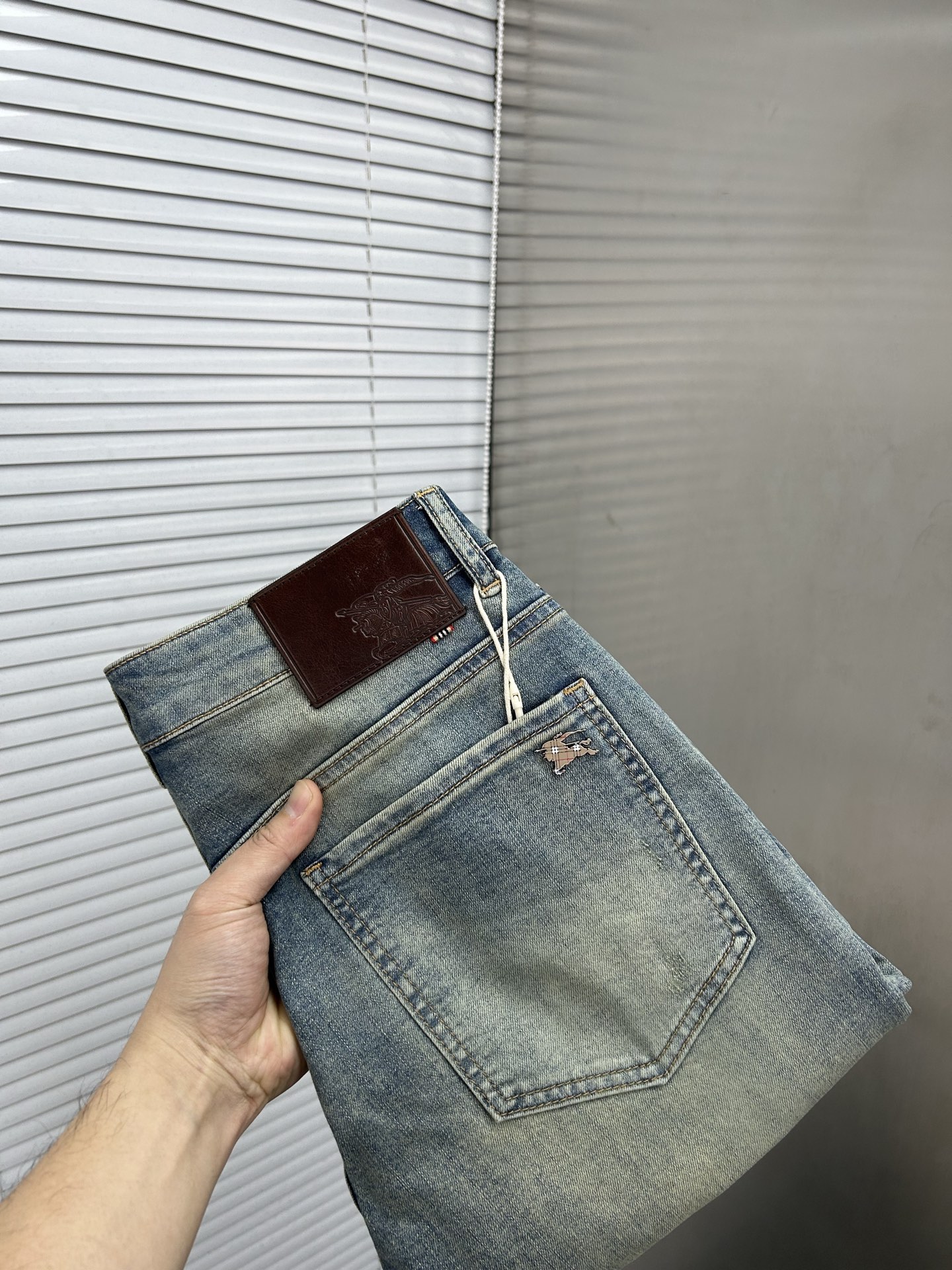 NO:937130,BURBERRY 2026 spring and summer new men's jeans. Selected imported denim denim fabric. Heavy-duty environmentally friendly washing. Soft feel and wear resistance. Small straight version. Micro-elasticity makes you slim and slim. Perfect details. High-quality hardware and accessories. Fine workmanship. Unparalleled. Code number 28-38. Shipped next day. Burberry, burberry, jeans,19860909BURBERRY巴宝莉 2026春夏新款男士牛仔裤 精选进口丹宁牛仔面料 重工环保洗水 手感柔和 兼备耐磨性 版型小直筒 微弹力显瘦修身,细节完美,五金辅料精选高等品质,做工精细,绝非凡品,码数28-38,隔天出货,,burberry,burberry,jeans,,Men's clothing