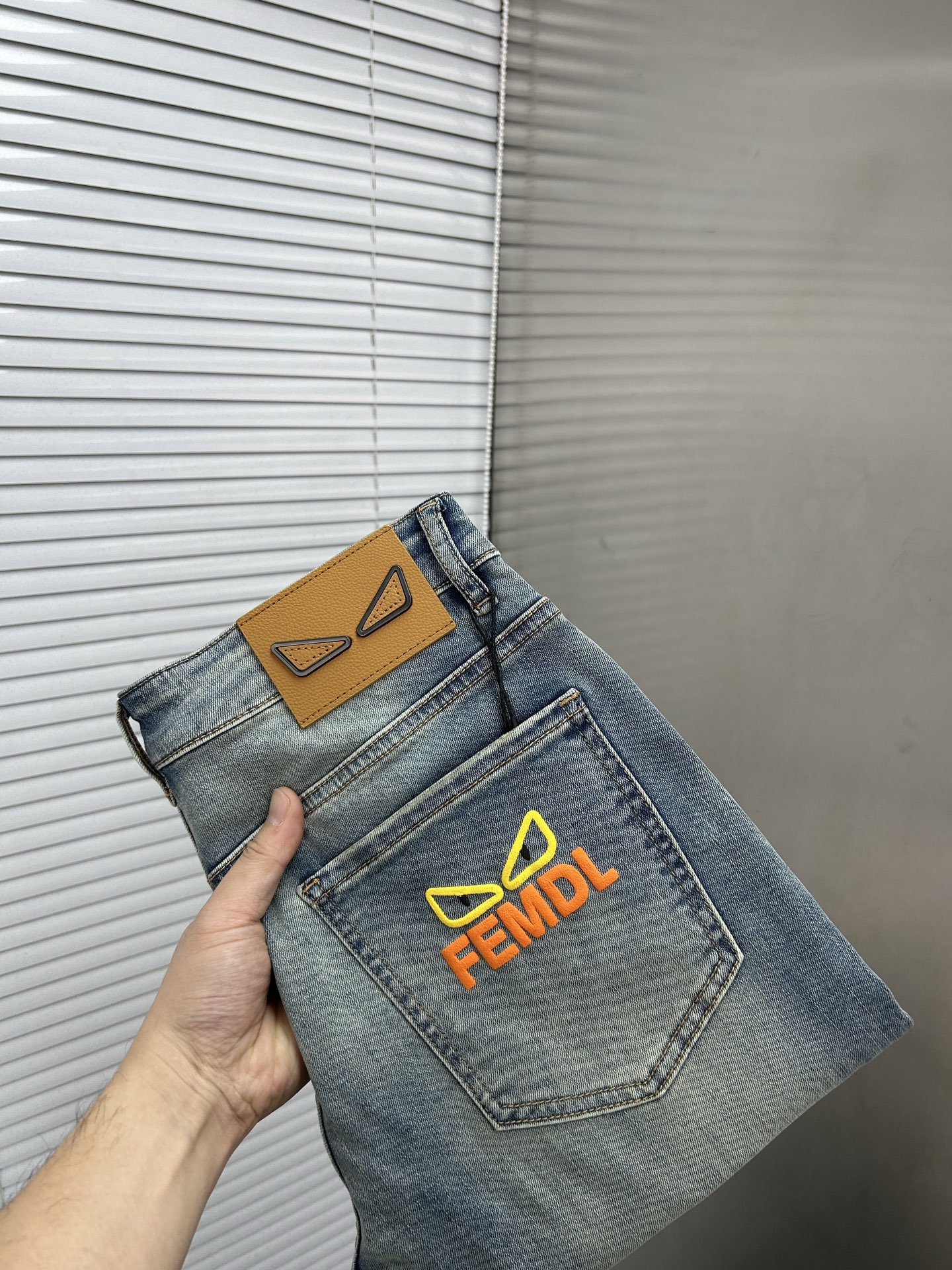 NO:937133,FENDI Fendi 2026 spring and summer new men's jeans. Selected imported denim denim fabric. Heavy-duty environmentally friendly washing. Soft feel and wear resistance. Small straight version. Micro-elasticity makes you slim and slim. Perfect details. High-quality hardware and accessories. Fine workmanship. Unparalleled. Code number 28-38. Shipped the next day. Fendi, fendi, jeans,19860909FENDI芬迪 2026春夏新款男士牛仔裤 精选进口丹宁牛仔面料 重工环保洗水 手感柔和 兼备耐磨性 版型小直筒 微弹力显瘦修身,细节完美,五金辅料精选高等品质,做工精细,绝非凡品,码数28-38,隔天出货,,fendi,fendi,jeans,,Men's clothing