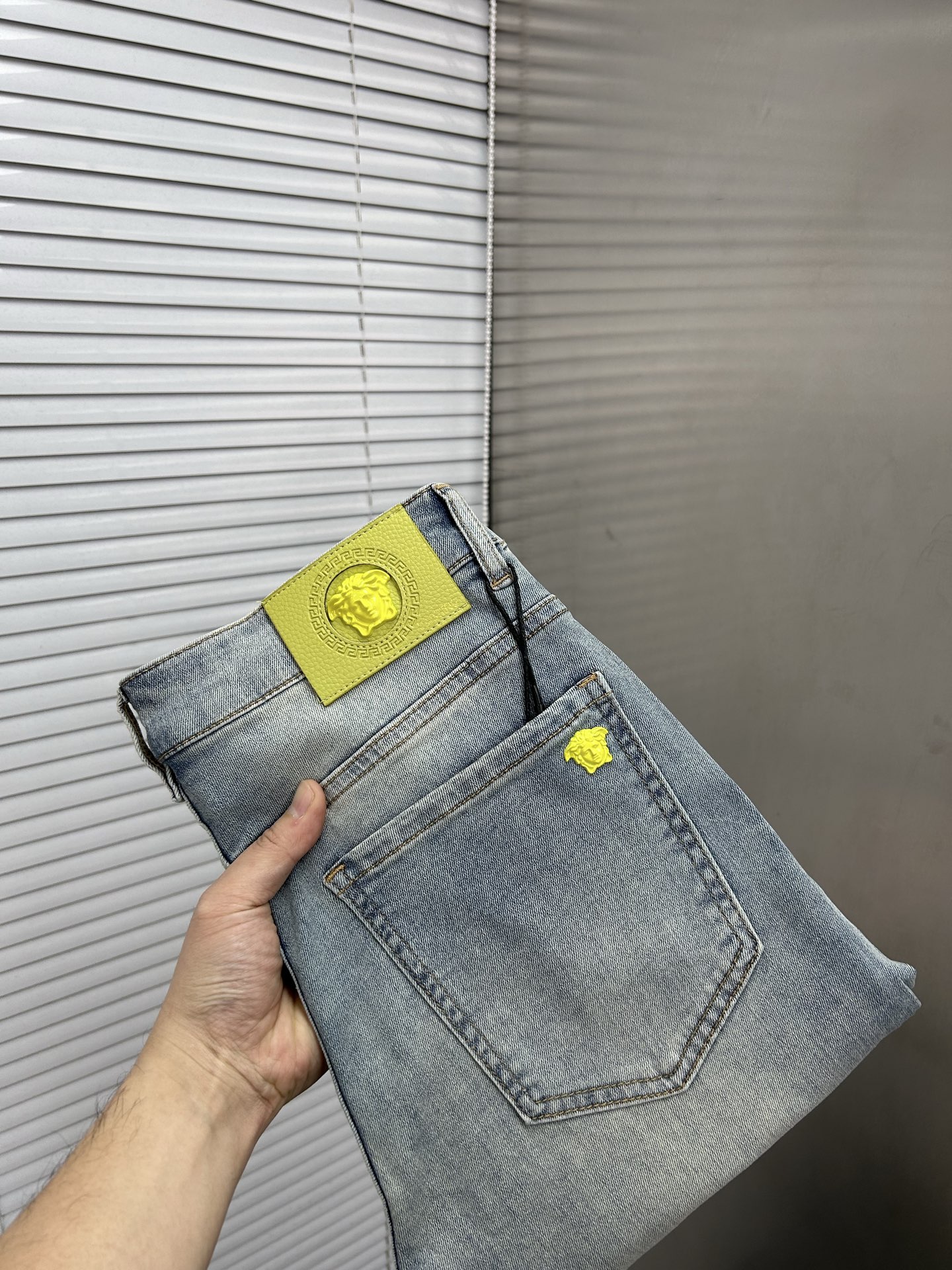 NO:839099,VERSACE Versace 2026 new spring and summer men's jeans. Selected imported denim denim fabric. Heavy-duty environmentally friendly washing. Soft feel and wear resistance. Small straight version. Micro-elasticity makes you slim and slim. Perfect details. High-quality hardware and accessories. Fine workmanship. Unparalleled. Code number 28-38. Shipped next day. Versace,versace,jeans,19860909VERSACE范思哲 2026春夏新款男士牛仔裤 精选进口丹宁牛仔面料 重工环保洗水 手感柔和 兼备耐磨性 版型小直筒 微弹力显瘦修身,细节完美,五金辅料精选高等品质,做工精细,绝非凡品,码数28-38,隔天出货,,versace,versace,jeans,,Men's clothing