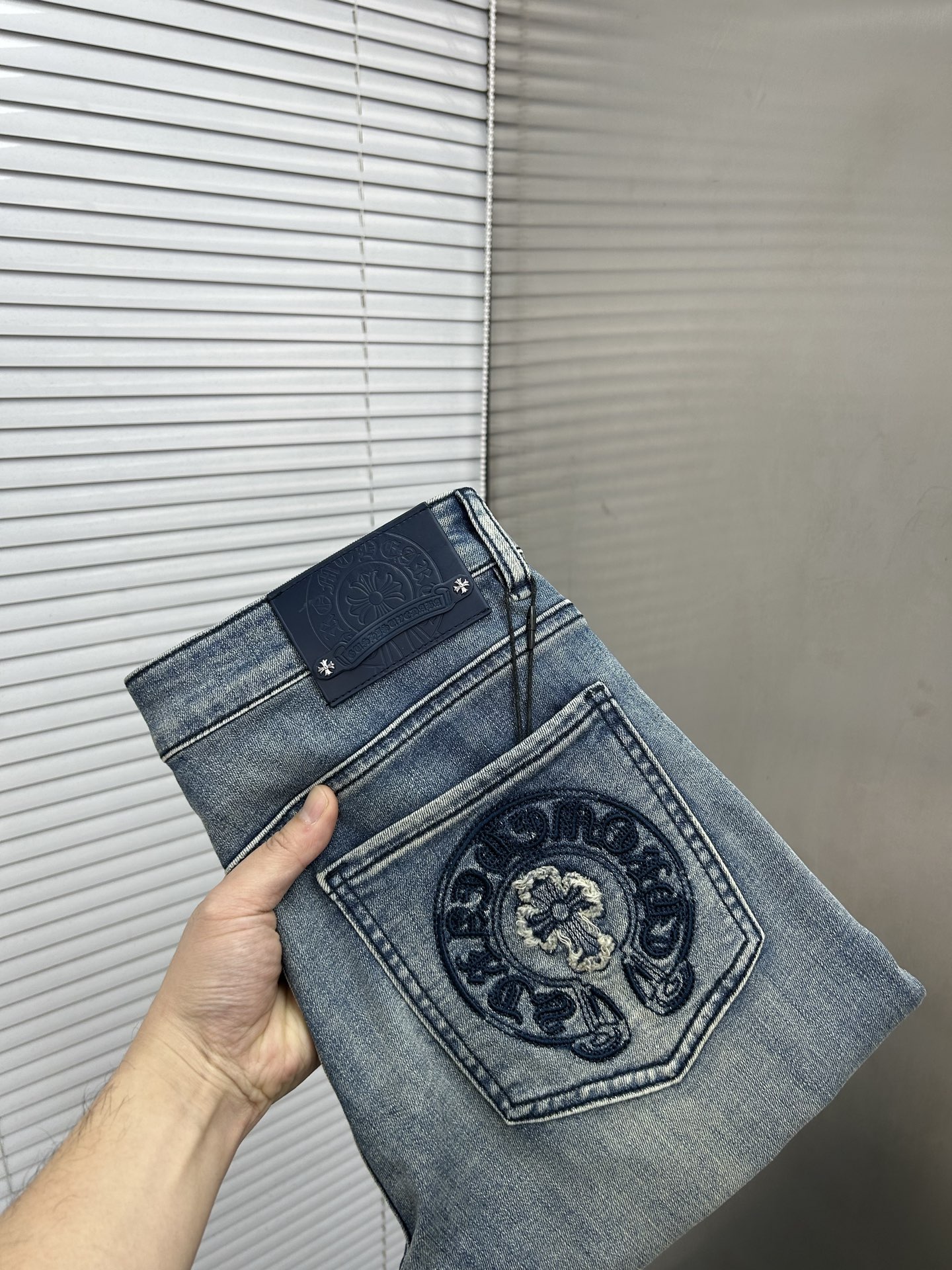 NO:839095,CH Chrome Hearts 2026 Spring and Summer New Men's Jeans. Selected imported denim denim fabric. Heavy-duty environmentally friendly washing. Soft feel and wear resistance. Small straight version. Micro-elasticity makes you slim and slim. Perfect details. High-quality hardware and accessories. Fine workmanship. Unparalleled. Code number 28-38. Shipped next day. chrome hearts,jeans,19860909CH克罗心 2026春夏新款男士牛仔裤 精选进口丹宁牛仔面料 重工环保洗水 手感柔和 兼备耐磨性 版型小直筒 微弹力显瘦修身,细节完美,五金辅料精选高等品质,做工精细,绝非凡品,码数28-38,隔天出货,,chrome hearts,jeans,,Men's clothing