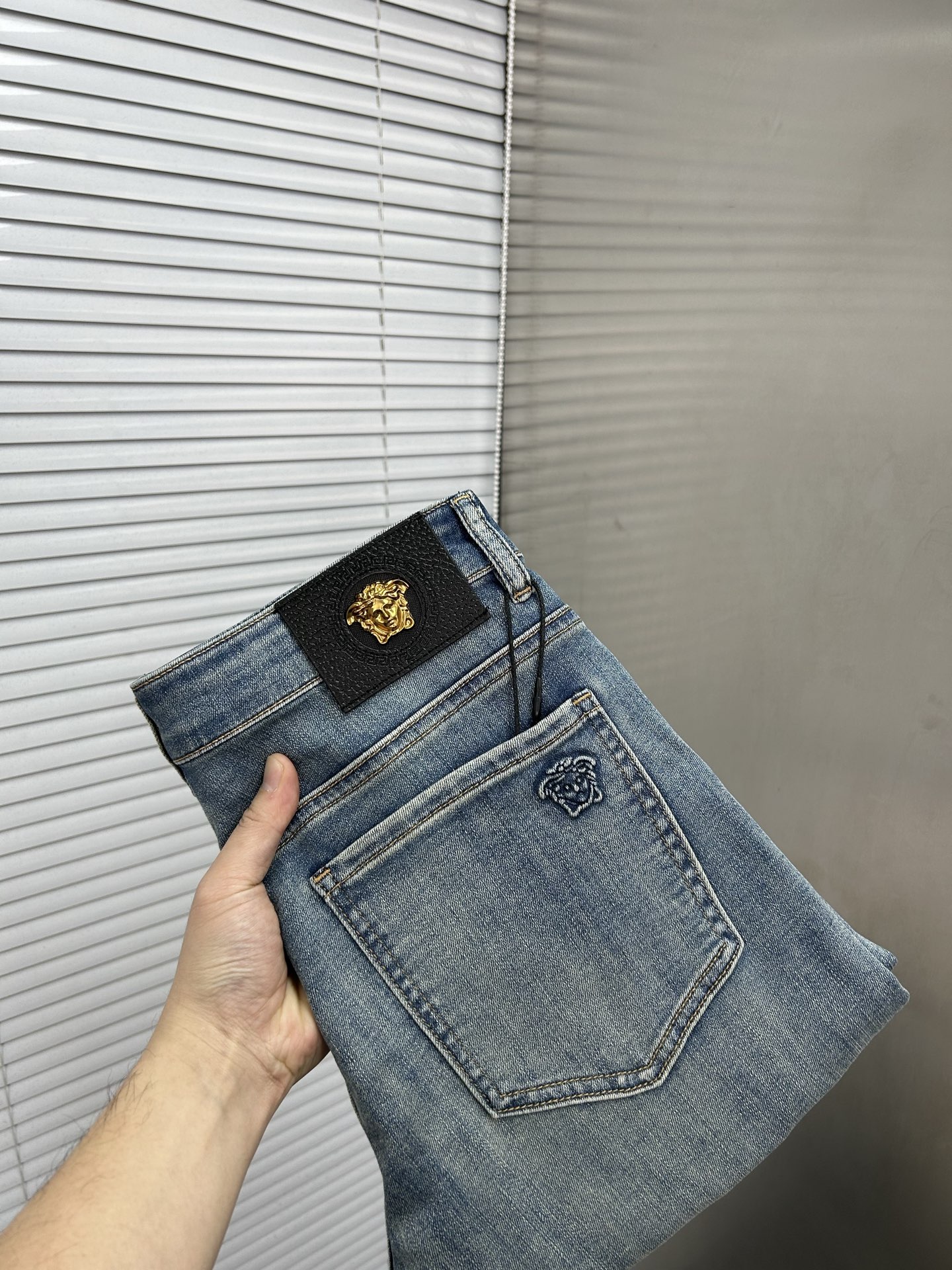 NO:918143,VERSACE Versace 2026 new spring and summer men's jeans. Selected imported denim denim fabric. Heavy-duty environmentally friendly washing. Soft feel and wear resistance. Small straight version. Micro-elasticity makes you slim and slim. Perfect details. High-quality hardware and accessories. Fine workmanship. Unparalleled. Code number 28-38. Shipped next day. Versace,versace,jeans,19860909VERSACE范思哲 2026春夏新款男士牛仔裤 精选进口丹宁牛仔面料 重工环保洗水 手感柔和 兼备耐磨性 版型小直筒 微弹力显瘦修身,细节完美,五金辅料精选高等品质,做工精细,绝非凡品,码数28-38,隔天出货,,versace,versace,jeans,,Men's clothing