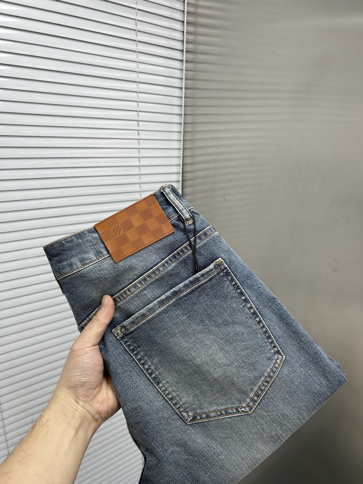 NO:839090,LV Louis Vuitton's 2026 spring and summer new men's jeans are made of imported denim fabrics, heavy-duty environmentally friendly washing, soft to the touch and wear-resistant, small straight version, slightly elastic, slimming, perfect details, high-quality hardware and accessories, fine workmanship, extraordinary, code size 28-38, shipped next day,, louis vuitton, louis vuitton, jeans,19860909LV路易威登 2026春夏新款男士牛仔裤 精选进口丹宁牛仔面料 重工环保洗水 手感柔和 兼备耐磨性 版型小直筒 微弹力显瘦修身,细节完美,五金辅料精选高等品质,做工精细,绝非凡品,码数28-38,隔天出货,,louis vuitton,louis vuitton,jeans,,Men's clothing