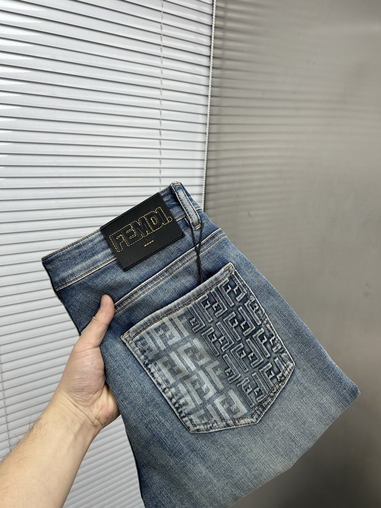 NO:839127,FENDI Fendi 2026 spring and summer new men's jeans. Selected imported denim denim fabric. Heavy-duty environmentally friendly washing. Soft feel and wear resistance. Small straight version. Micro-elasticity makes you slim and slim. Perfect details. High-quality hardware and accessories. Fine workmanship. Unparalleled. Code number 28-38. Shipped the next day. Fendi, fendi, jeans,19860909FENDI芬迪 2026春夏新款男士牛仔裤 精选进口丹宁牛仔面料 重工环保洗水 手感柔和 兼备耐磨性 版型小直筒 微弹力显瘦修身,细节完美,五金辅料精选高等品质,做工精细,绝非凡品,码数28-38,隔天出货,,fendi,fendi,jeans,,Men's clothing