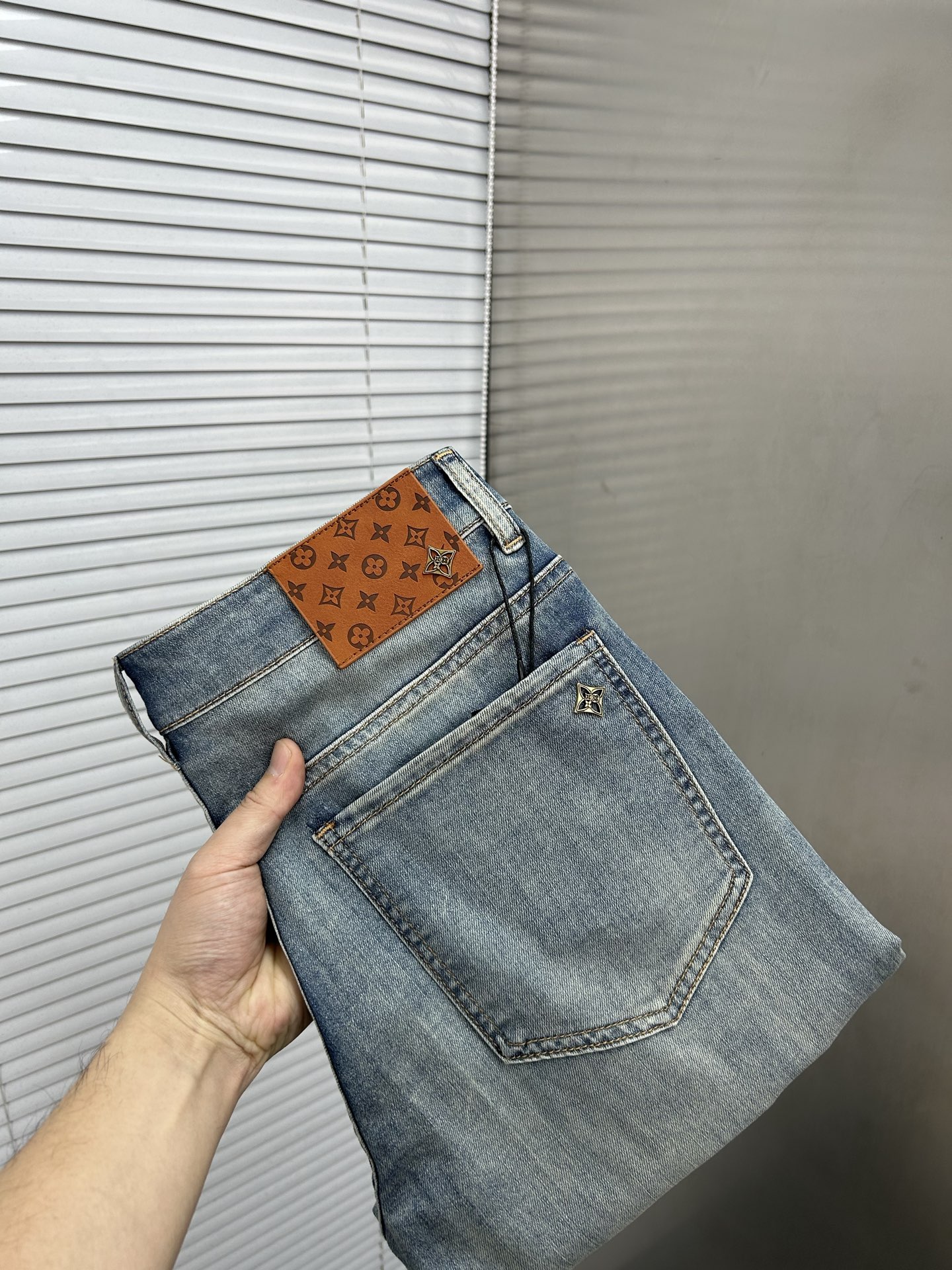 NO:918117,LV Louis Vuitton's 2026 spring and summer new men's jeans are made of imported denim fabrics, heavy-duty environmentally friendly washing, soft to the touch and wear-resistant, small straight version, slightly elastic, slimming, perfect details, high-quality hardware and accessories, fine workmanship, extraordinary, code size 28-38, shipped next day,, louis vuitton, louis vuitton, jeans,19860909LV路易威登 2026春夏新款男士牛仔裤 精选进口丹宁牛仔面料 重工环保洗水 手感柔和 兼备耐磨性 版型小直筒 微弹力显瘦修身,细节完美,五金辅料精选高等品质,做工精细,绝非凡品,码数28-38,隔天出货,,louis vuitton,louis vuitton,jeans,,Men's clothing
