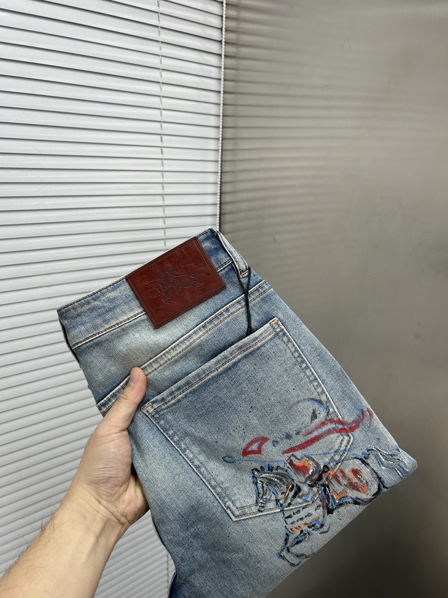 NO:839122,BURBERRY 2026 spring and summer new men's jeans. Selected imported denim denim fabric. Heavy-duty environmentally friendly washing. Soft feel and wear resistance. Small straight version. Micro-elasticity makes you slim and slim. Perfect details. High-quality hardware and accessories. Fine workmanship. Unparalleled. Code number 28-38. Shipped next day. Burberry, burberry, jeans,19860909BURBERRY巴宝莉 2026春夏新款男士牛仔裤 精选进口丹宁牛仔面料 重工环保洗水 手感柔和 兼备耐磨性 版型小直筒 微弹力显瘦修身,细节完美,五金辅料精选高等品质,做工精细,绝非凡品,码数28-38,隔天出货,,burberry,burberry,jeans,,Men's clothing