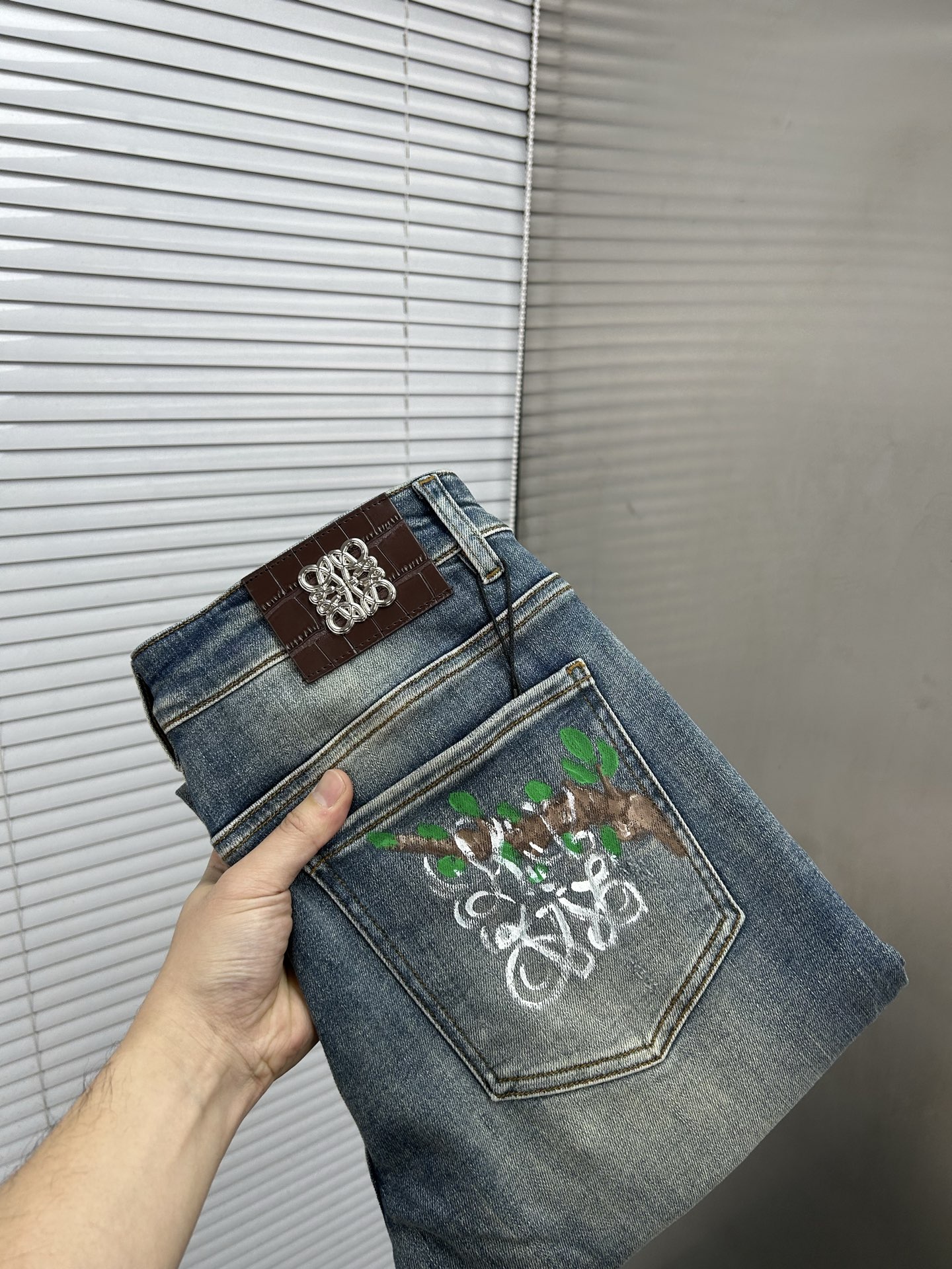 NO:839117,LOEWE 2026 spring and summer new men's jeans. Selected imported denim denim fabric. Heavy-duty environmentally friendly washing. Soft feel and wear resistance. Small straight version. Micro-elasticity makes you slim and slim. Perfect details. High-quality hardware and accessories. Fine workmanship. Unparalleled. Code number 28-38. Shipped the next day. Loewe, loewe, jeans,19860909LOEWE罗意威 2026春夏新款男士牛仔裤 精选进口丹宁牛仔面料 重工环保洗水 手感柔和 兼备耐磨性 版型小直筒 微弹力显瘦修身,细节完美,五金辅料精选高等品质,做工精细,绝非凡品,码数28-38,隔天出货,,loewe,loewe,jeans,,Men's clothing