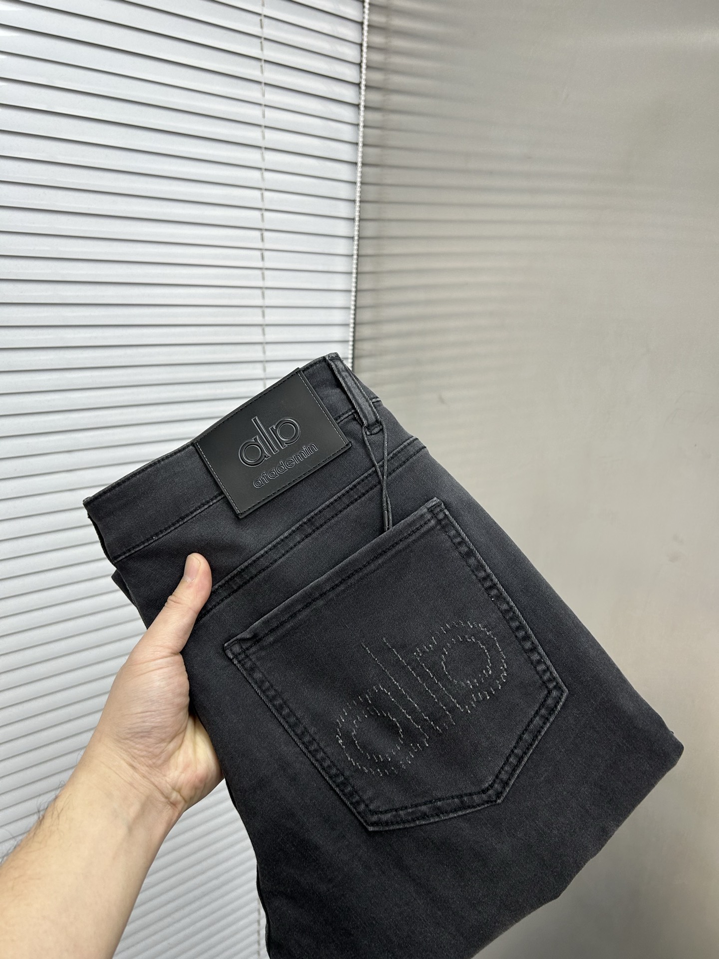 NO:839114,alo Alo's 2026 spring and summer new men's jeans. Selected imported denim denim fabrics. Heavy-duty environmentally friendly washing. Soft feel and wear resistance. Small straight version. Micro-elasticity makes you slim and slim. Perfect details. High-quality hardware and accessories. Fine workmanship. Unparalleled. Code number 28-38. Ships next day. Jeans.19860909alo阿洛 2026春夏新款男士牛仔裤 精选进口丹宁牛仔面料 重工环保洗水 手感柔和 兼备耐磨性 版型小直筒 微弹力显瘦修身,细节完美,五金辅料精选高等品质,做工精细,绝非凡品,码数28-38,隔天出货,,jeans,,Men's clothing