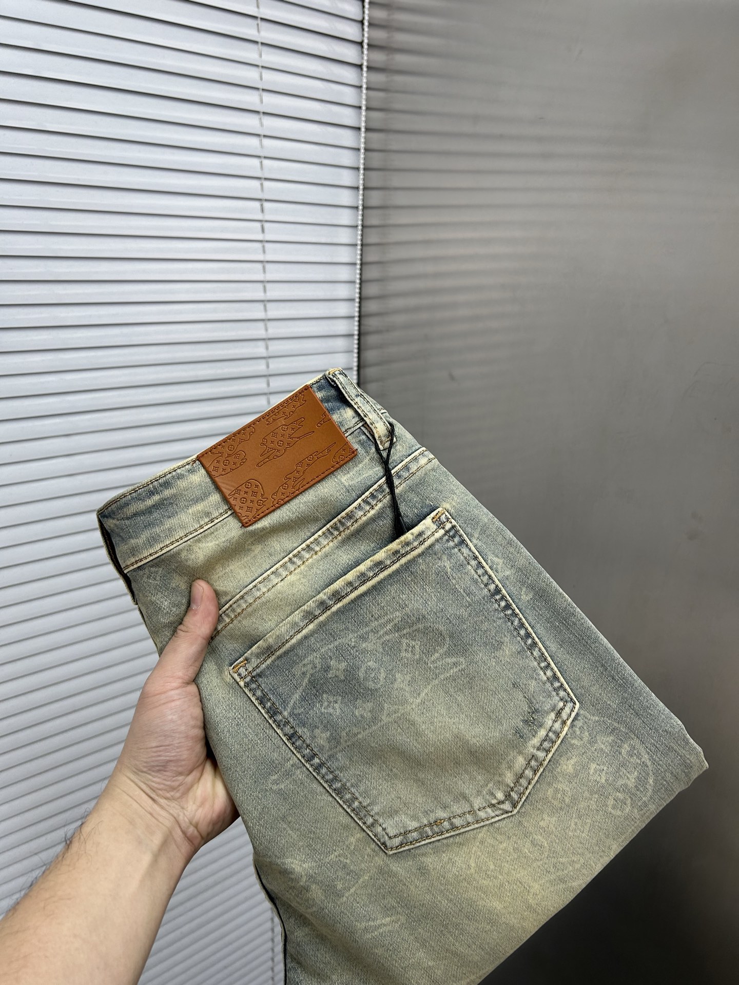 NO:918120,LV Louis Vuitton's 2026 spring and summer new men's jeans are made of imported denim fabrics, heavy-duty environmentally friendly washing, soft to the touch and wear-resistant, small straight version, slightly elastic, slimming, perfect details, high-quality hardware and accessories, fine workmanship, extraordinary, code size 28-38, shipped next day,, louis vuitton, louis vuitton, jeans,19860909LV路易威登 2026春夏新款男士牛仔裤 精选进口丹宁牛仔面料 重工环保洗水 手感柔和 兼备耐磨性 版型小直筒 微弹力显瘦修身,细节完美,五金辅料精选高等品质,做工精细,绝非凡品,码数28-38,隔天出货,,louis vuitton,louis vuitton,jeans,,Men's clothing