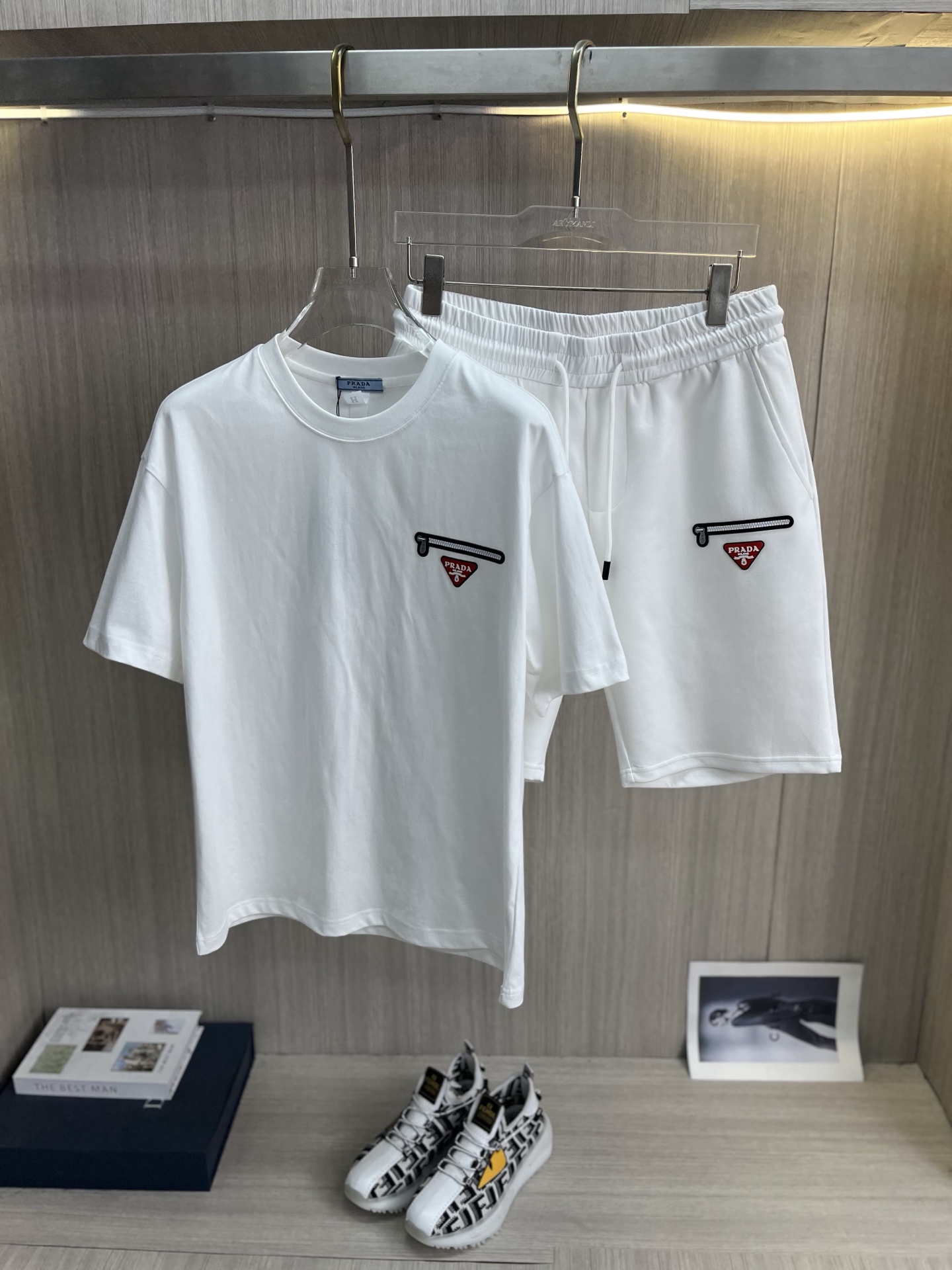 NO:914063,PRADA Prada's latest 2026ss spring and summer short-sleeved shorts suit is now available!  !  2026 new suit, high version special fabric, high weight pure cotton fabric, comfortable yet wide upper body, stitch embroidery technology, digital printing, flocking technology, same style for men and women, slightly wide version, fine workmanship, comfortable fabric upper body, super handsome upper body, same style for men and women, M-3XL, prada, prada, shorts, T-shirt,19860909PRADA普拉达 2026ss春夏最新款短袖短裤套装出货啦！！ 2026新款套装 高版本专用面料 高克重纯棉面料 上身舒适不失挺阔 针脚刺绣工艺、数字印花、植绒工艺,男女同款 微阔版型 做工走线精细 面料上身舒适 超帅上身 男女同款M-3XL,,prada,prada,shorts,T-shirt,,Men's clothing
