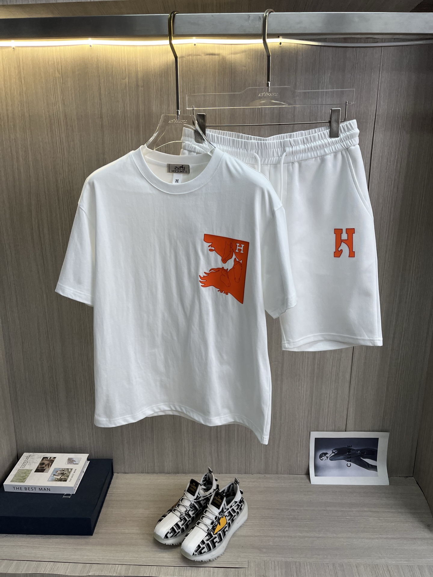 NO:914060,HERMES 2026ss latest short-sleeved shorts suit for spring and summer is now available!  !  2026 new suit, high version special fabric, high weight pure cotton fabric, comfortable yet wide upper body, stitch embroidery technology, digital printing, flocking technology, same style for men and women, slightly wide version, fine workmanship, comfortable fabric upper body, super handsome upper body, same style for men and women, M-3XL,,hermes,hermes,shorts,T-shirt,19860909HERMES爱马仕 2026ss春夏最新款短袖短裤套装出货啦！！ 2026新款套装 高版本专用面料 高克重纯棉面料 上身舒适不失挺阔 针脚刺绣工艺、数字印花、植绒工艺,男女同款 微阔版型 做工走线精细 面料上身舒适 超帅上身 男女同款M-3XL,,hermes,hermes,shorts,T-shirt,,Men's clothing