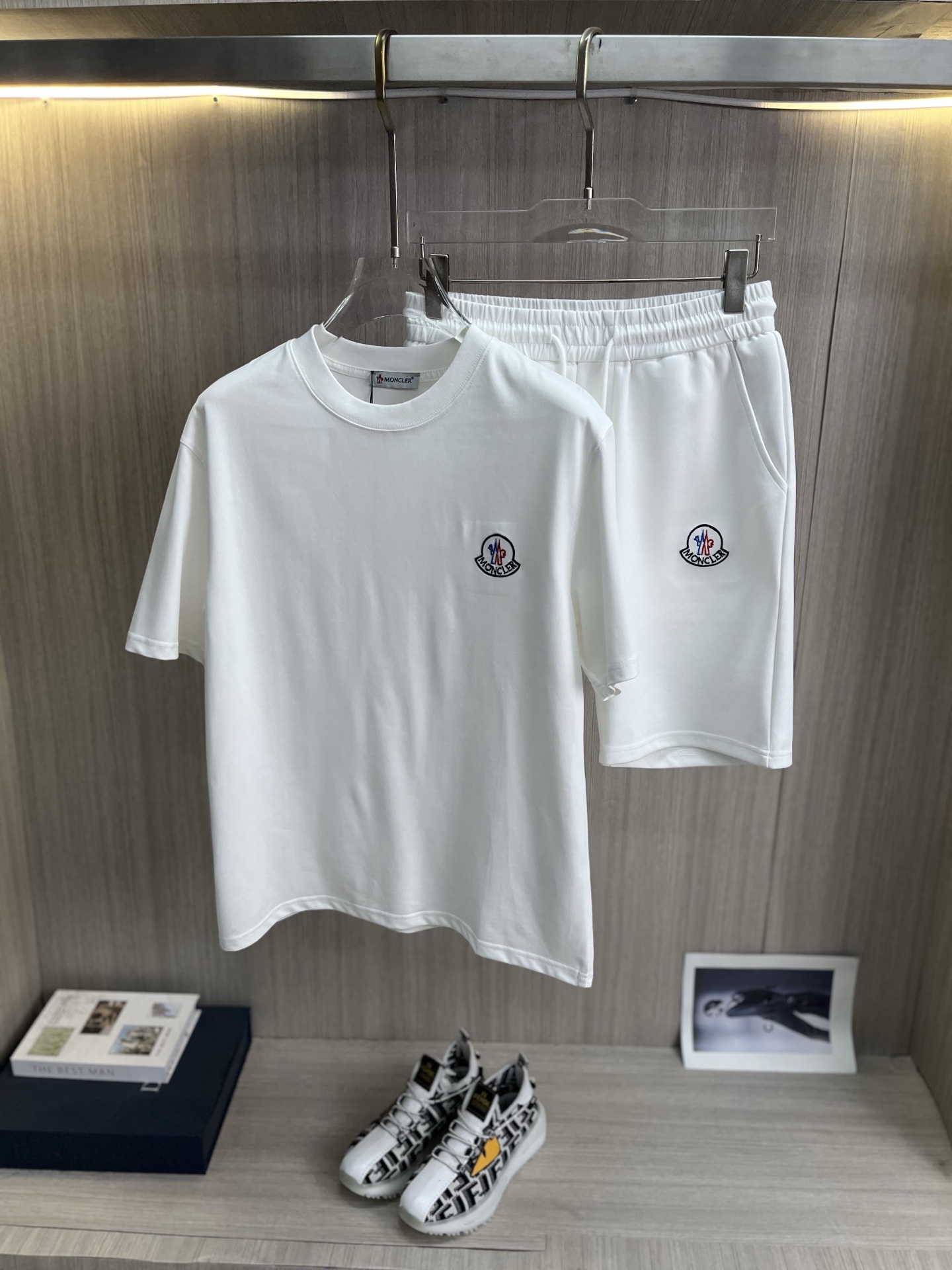 NO:914086,MONCLER's latest 2026ss spring and summer short-sleeved shorts suit is now available!  !  2026 new suit, high version special fabric, high weight pure cotton fabric, comfortable yet wide upper body, stitch embroidery technology, digital printing, flocking technology, same style for men and women, slightly wide version, fine workmanship, comfortable fabric upper body, super handsome upper body, same style for men and women, M-3XL, Moncler, shorts, T-shirt,19860909MONCLER蒙口 2026ss春夏最新款短袖短裤套装出货啦！！ 2026新款套装 高版本专用面料 高克重纯棉面料 上身舒适不失挺阔 针脚刺绣工艺、数字印花、植绒工艺,男女同款 微阔版型 做工走线精细 面料上身舒适 超帅上身 男女同款M-3XL,,Moncler,shorts,T-shirt,,Men's clothing