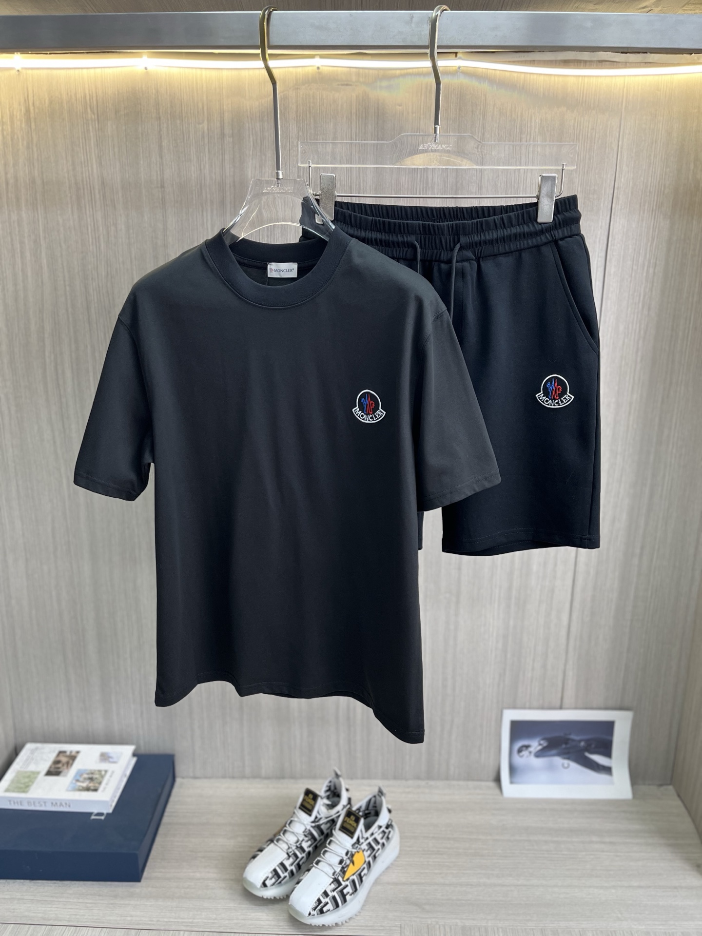 NO:871128,MONCLER's latest 2026ss spring and summer short-sleeved shorts suit is now available!  !  2026 new suit, high version special fabric, high weight pure cotton fabric, comfortable yet wide upper body, stitch embroidery technology, digital printing, flocking technology, same style for men and women, slightly wide version, fine workmanship, comfortable fabric upper body, super handsome upper body, same style for men and women, M-3XL, Moncler, shorts, T-shirt,19860909MONCLER蒙口 2026ss春夏最新款短袖短裤套装出货啦！！ 2026新款套装 高版本专用面料 高克重纯棉面料 上身舒适不失挺阔 针脚刺绣工艺、数字印花、植绒工艺,男女同款 微阔版型 做工走线精细 面料上身舒适 超帅上身 男女同款M-3XL,,Moncler,shorts,T-shirt,,Men's clothing