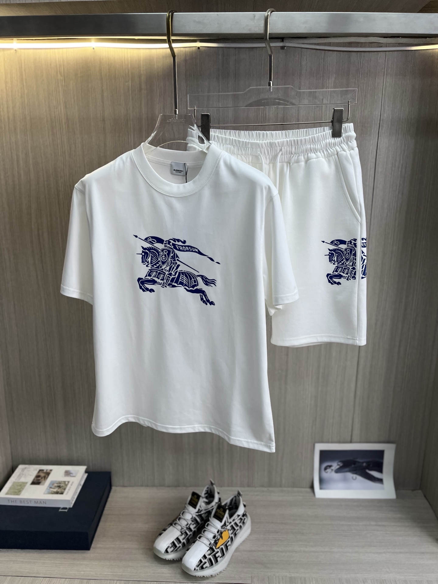NO:914080,BURBERRY's latest 2026ss spring and summer short-sleeved shorts suit is now available!  !  2026 new suit, high version special fabric, high weight pure cotton fabric, comfortable yet wide upper body, stitch embroidery technology, digital printing, flocking technology, same style for men and women, slightly wide version, fine workmanship, comfortable fabric upper body, super handsome upper body, same style for men and women, M-3XL,, burberry, burberry, shorts, T-shirt,19860909BURBERRY巴宝莉 2026ss春夏最新款短袖短裤套装出货啦！！ 2026新款套装 高版本专用面料 高克重纯棉面料 上身舒适不失挺阔 针脚刺绣工艺、数字印花、植绒工艺,男女同款 微阔版型 做工走线精细 面料上身舒适 超帅上身 男女同款M-3XL,,burberry,burberry,shorts,T-shirt,,Men's clothing