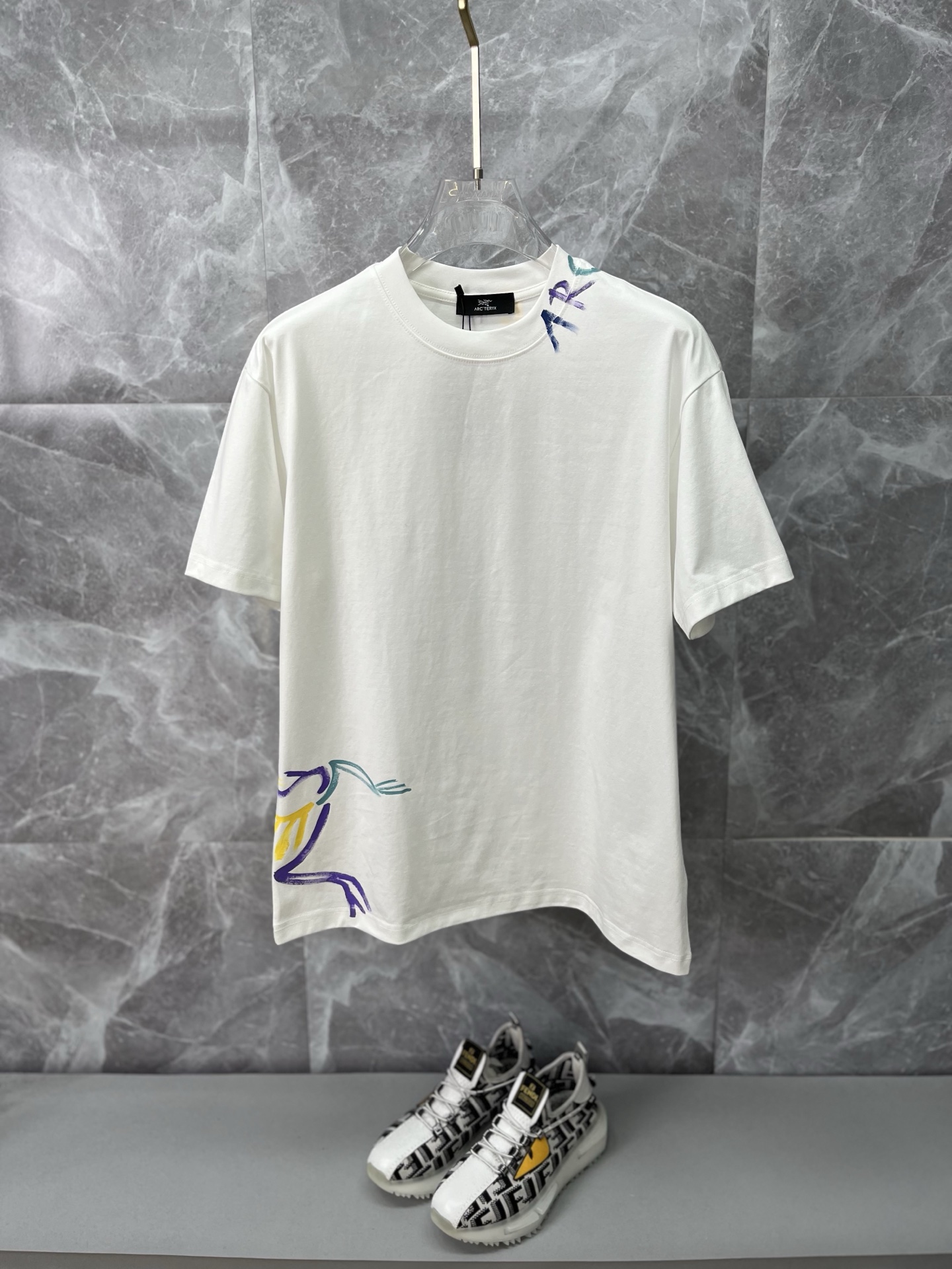NO:837322,ARCTERYX Archaeopteryx  2026ss spring and summer high-quality couple's short-sleeved T-shirt [hand-painted version] selects 280 grams of high-gram weight pure cotton fabric, handicraft grade, top-quality accessories, and stitching work in line with quality requirements, super easy to match, drop-shoulder style, quality and tailoring design are first-class, full of style, color matching is light and versatile. Size S-3XL, drop-shoulder version, please state your height and weight when placing an order, arc'teryx, T-shirt, tees, t-shirt,19860909ARCTERYX始祖鸟 2026ss春夏高品质情侣款短袖T恤【手绘款】甄选280克高克重纯棉面料,工艺品级别,辅料顶真,车线做工符合精品要求,超级好搭配,落肩款,品质及剪裁设计都堪称一流,型格十足,配色轻熟百搭.尺码S-3XL,落肩版型,下单报身高体重,arc'teryx,T-shirt,tees，t-shirt,,Men's clothing