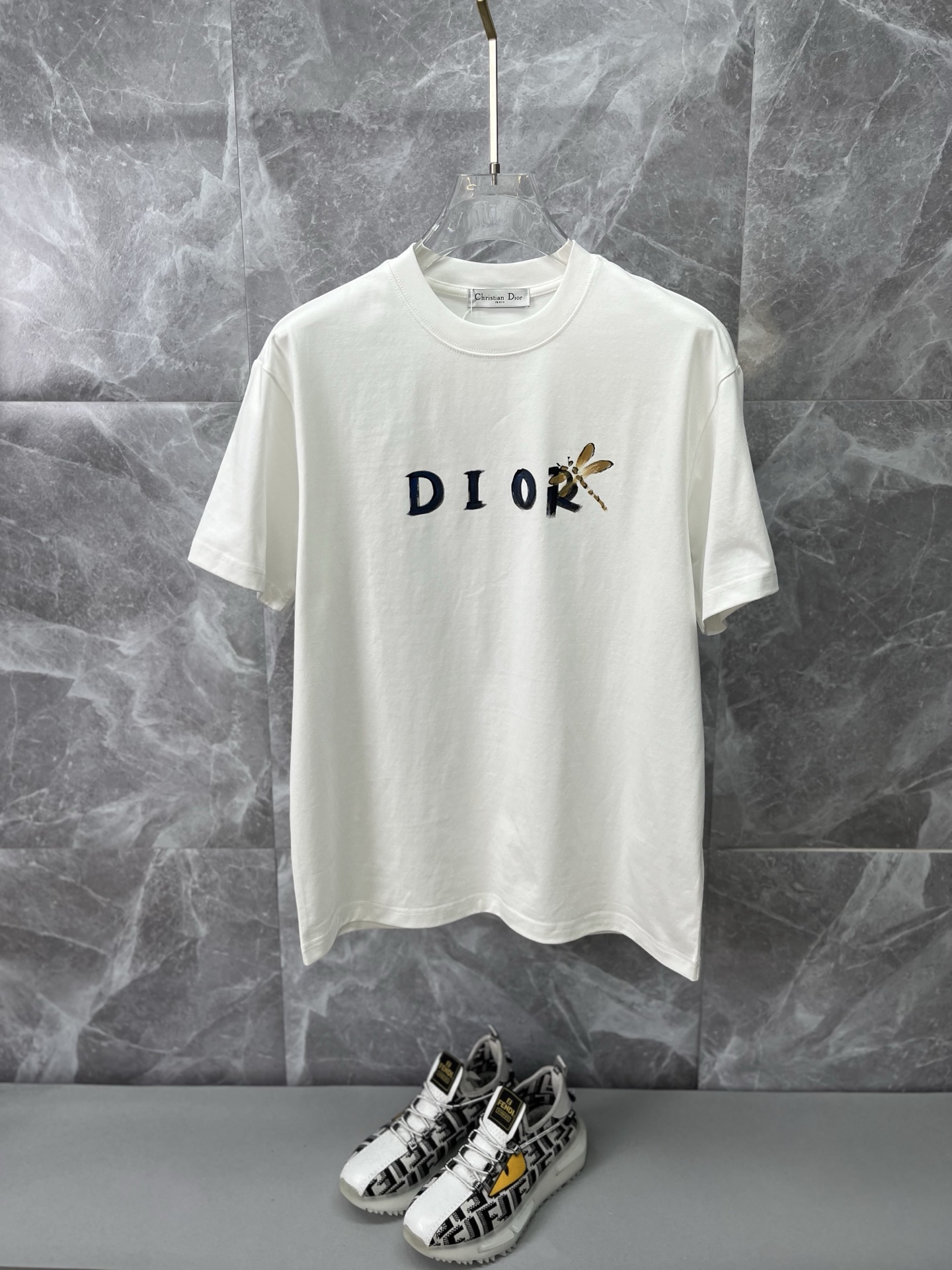 NO:837329,DIOR Dior  2026ss spring and summer high-quality couple's short-sleeved T-shirt [hand-painted version] selects 280 grams of high-weight pure cotton fabric, handicraft grade, top-quality accessories, stitching work in line with quality requirements, super easy to match, off-shoulder style, quality and tailoring design are first-class, full of style, color matching is versatile. Size S-3XL, off-shoulder version, please state your height and weight when placing an order, dior, dior, T-shirt, tees, t-shirt,19860909DIOR迪奥 2026ss春夏高品质情侣款短袖T恤【手绘款】甄选280克高克重纯棉面料,工艺品级别,辅料顶真,车线做工符合精品要求,超级好搭配,落肩款,品质及剪裁设计都堪称一流,型格十足,配色轻熟百搭.尺码S-3XL,落肩版型,下单报身高体重,,dior,dior,T-shirt,tees，t-shirt,,Men's clothing