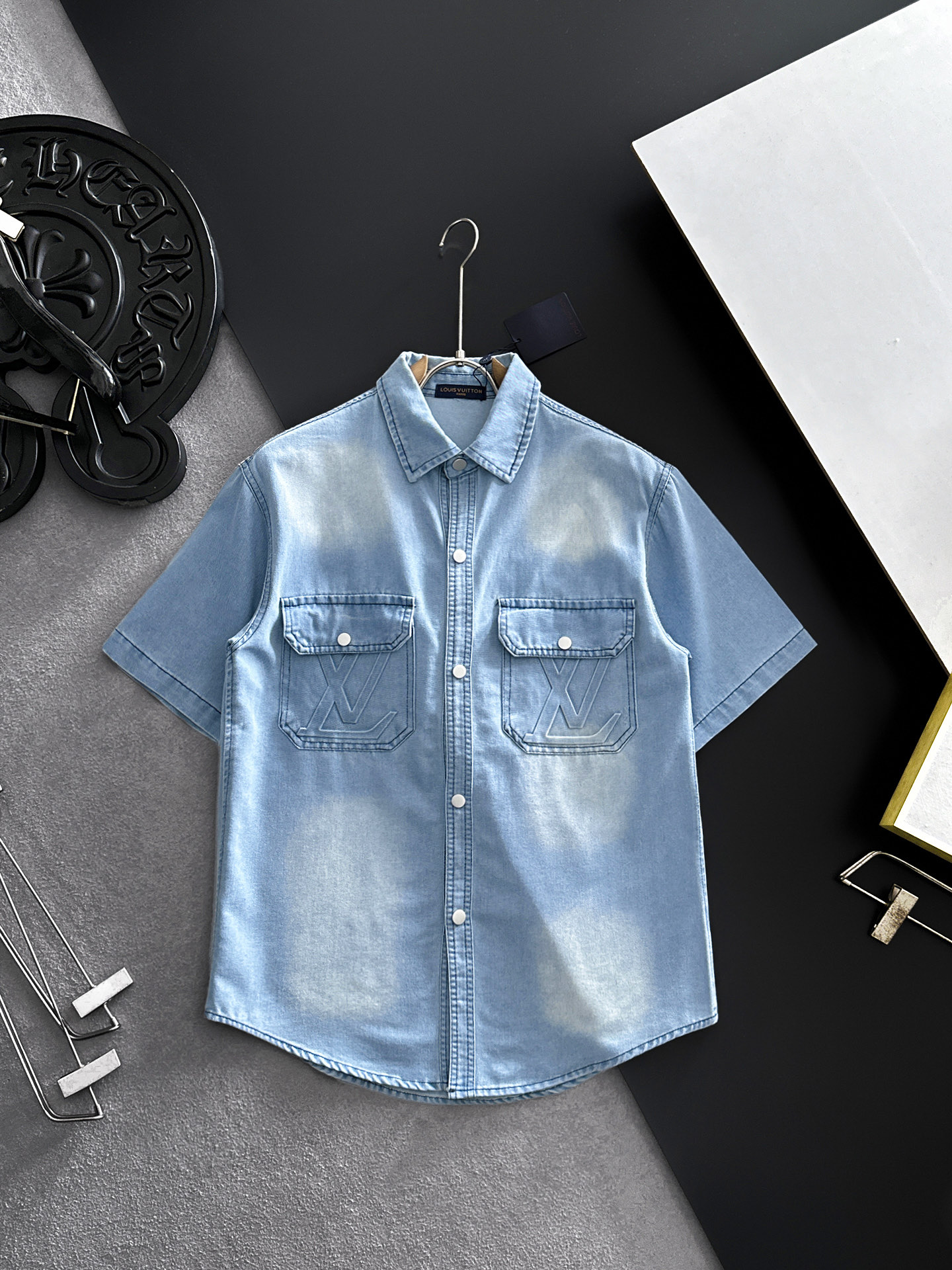 NO:864553,LV Louis Vuitton short-sleeved shirt-style denim jacket is made of imported denim denim fabric, logo jacquard, heavy industrial washing, shirt-type top jacket, embellished with hardware buttons, crisp and stylish, unique angle new interpretation, fashionable and versatile choice!  Size M-3XL,,louis vuitton,louis vuitton,jackets & coats,T-shirt,19860909LV路易威登 短袖衬衣款牛仔外套 精选进口丹宁牛仔面料,logo提花,重工洗水,衬衣型上衣外套,五金纽扣点缀,挺括有型,独有的角度全新演绎 时尚百搭首选！码数M-3XL,,louis vuitton,louis vuitton,jackets & coats,T-shirt,,Men's clothing
