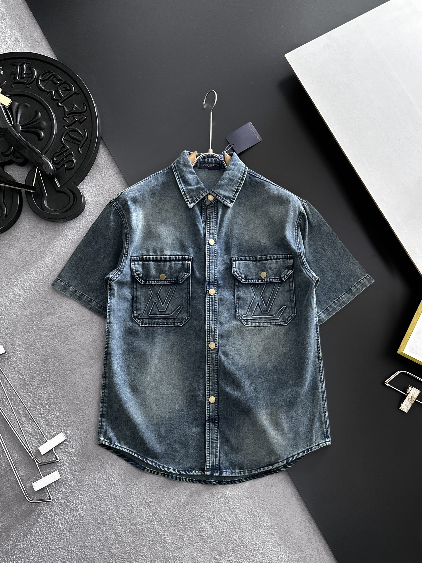 NO:864529,LV Louis Vuitton short-sleeved shirt-style denim jacket is made of imported denim denim fabric, logo jacquard, heavy industrial washing, shirt-type top jacket, embellished with hardware buttons, crisp and stylish, unique angle new interpretation, fashionable and versatile choice!  Size M-3XL,,louis vuitton,louis vuitton,jackets & coats,T-shirt,19860909LV路易威登 短袖衬衣款牛仔外套 精选进口丹宁牛仔面料,logo提花,重工洗水,衬衣型上衣外套,五金纽扣点缀,挺括有型,独有的角度全新演绎 时尚百搭首选！码数M-3XL,,louis vuitton,louis vuitton,jackets & coats,T-shirt,,Men's clothing