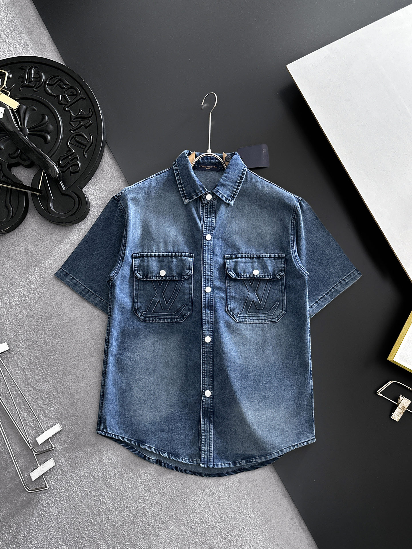 NO:864481,LV Louis Vuitton short-sleeved shirt-style denim jacket is made of imported denim denim fabric, logo jacquard, heavy industrial washing, shirt-type top jacket, embellished with hardware buttons, crisp and stylish, unique angle new interpretation, fashionable and versatile choice!  Size M-3XL,,louis vuitton,louis vuitton,jackets & coats,T-shirt,19860909LV路易威登 短袖衬衣款牛仔外套 精选进口丹宁牛仔面料,logo提花,重工洗水,衬衣型上衣外套,五金纽扣点缀,挺括有型,独有的角度全新演绎 时尚百搭首选！码数M-3XL,,louis vuitton,louis vuitton,jackets & coats,T-shirt,,Men's clothing