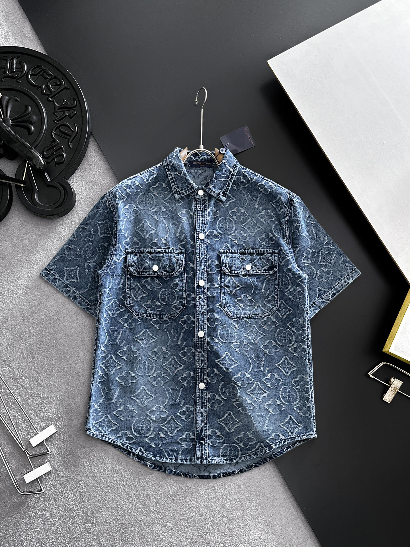NO:864507,LV Louis Vuitton short-sleeved shirt-style denim jacket is made of imported denim denim fabric, logo jacquard, heavy industrial washing, shirt-type top jacket, embellished with hardware buttons, crisp and stylish, unique angle new interpretation, fashionable and versatile choice!  Size M-3XL,,louis vuitton,louis vuitton,jackets & coats,T-shirt,19860909LV路易威登 短袖衬衣款牛仔外套 精选进口丹宁牛仔面料,logo提花,重工洗水,衬衣型上衣外套,五金纽扣点缀,挺括有型,独有的角度全新演绎 时尚百搭首选！码数M-3XL,,louis vuitton,louis vuitton,jackets & coats,T-shirt,,Men's clothing