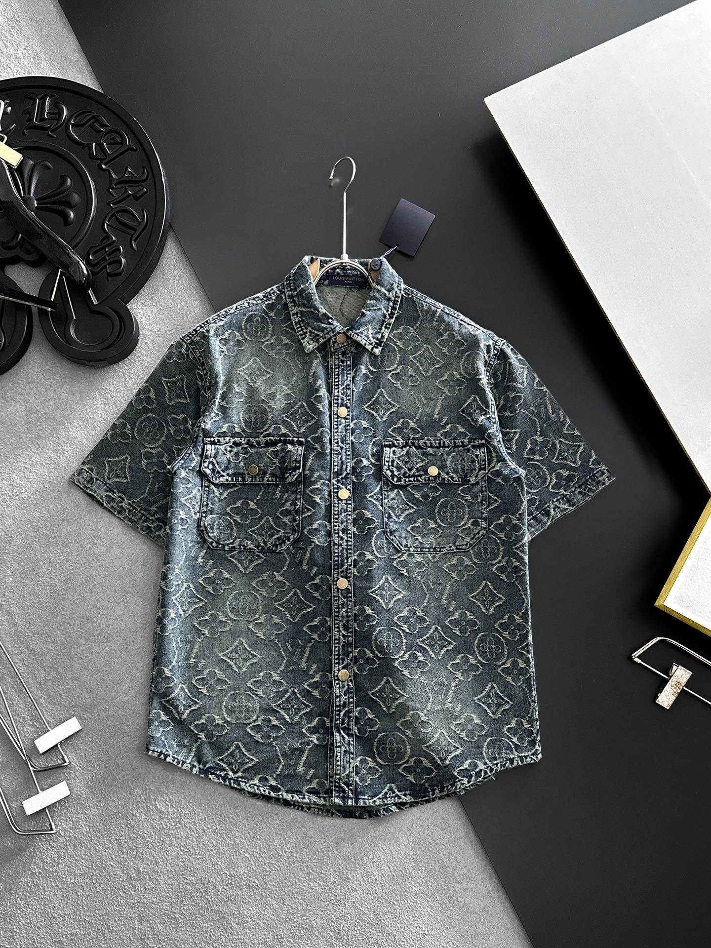 NO:864458,LV Louis Vuitton short-sleeved shirt-style denim jacket is made of imported denim denim fabric, logo jacquard, heavy industrial washing, shirt-type top jacket, embellished with hardware buttons, crisp and stylish, unique angle new interpretation, fashionable and versatile choice!  Size M-3XL,,louis vuitton,louis vuitton,jackets & coats,T-shirt,19860909LV路易威登 短袖衬衣款牛仔外套 精选进口丹宁牛仔面料,logo提花,重工洗水,衬衣型上衣外套,五金纽扣点缀,挺括有型,独有的角度全新演绎 时尚百搭首选！码数M-3XL,,louis vuitton,louis vuitton,jackets & coats,T-shirt,,Men's clothing