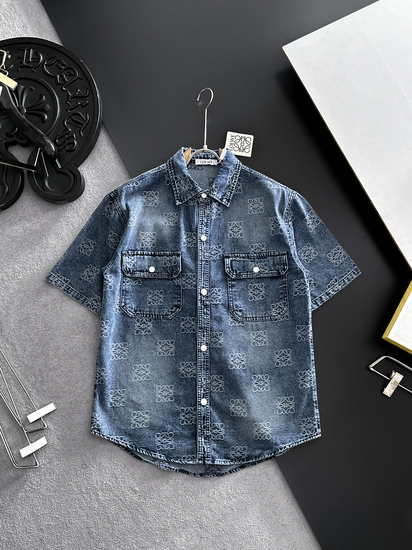NO:864435,LOEWE short-sleeved shirt-style denim jacket is made of imported denim denim fabric, logo jacquard, heavy-duty washing, shirt-type top jacket, embellished with hardware buttons, crisp and stylish, with a unique angle and a new interpretation. It is the first choice for fashion and versatility!  Size M-3XL,,loewe,loewe,jackets & coats,T-shirt,19860909LOEWE罗意威 短袖衬衣款牛仔外套 精选进口丹宁牛仔面料,logo提花,重工洗水,衬衣型上衣外套,五金纽扣点缀,挺括有型,独有的角度全新演绎 时尚百搭首选！码数M-3XL,,loewe,loewe,jackets & coats,T-shirt,,Men's clothing