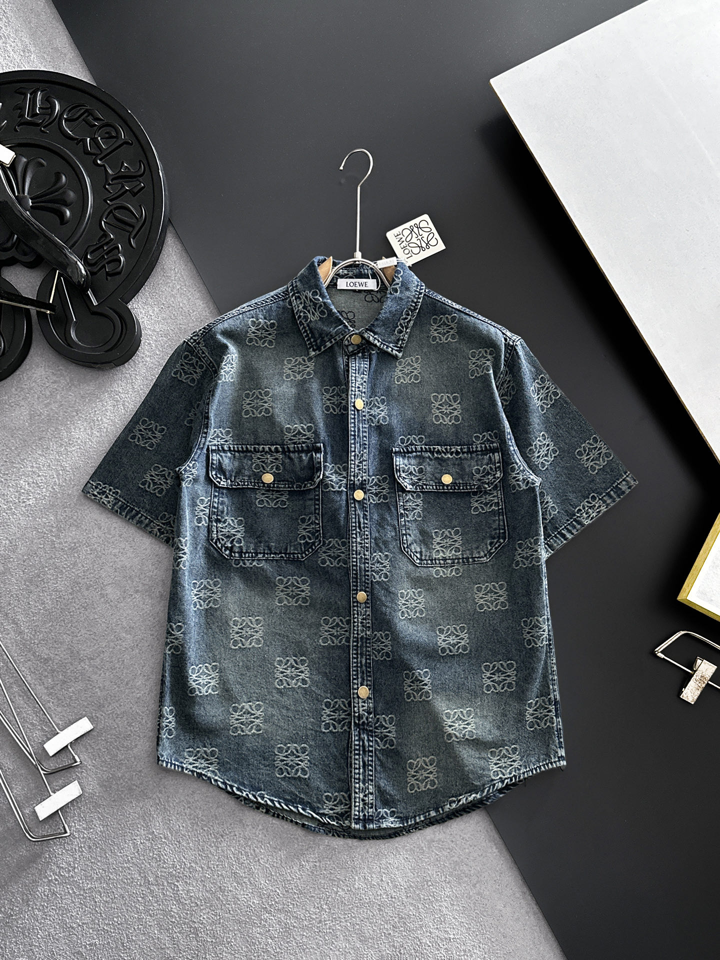 NO:864413,LOEWE short-sleeved shirt-style denim jacket is made of imported denim denim fabric, logo jacquard, heavy-duty washing, shirt-type top jacket, embellished with hardware buttons, crisp and stylish, with a unique angle and a new interpretation. It is the first choice for fashion and versatility!  Size M-3XL,,loewe,loewe,jackets & coats,T-shirt,19860909LOEWE罗意威 短袖衬衣款牛仔外套 精选进口丹宁牛仔面料,logo提花,重工洗水,衬衣型上衣外套,五金纽扣点缀,挺括有型,独有的角度全新演绎 时尚百搭首选！码数M-3XL,,loewe,loewe,jackets & coats,T-shirt,,Men's clothing