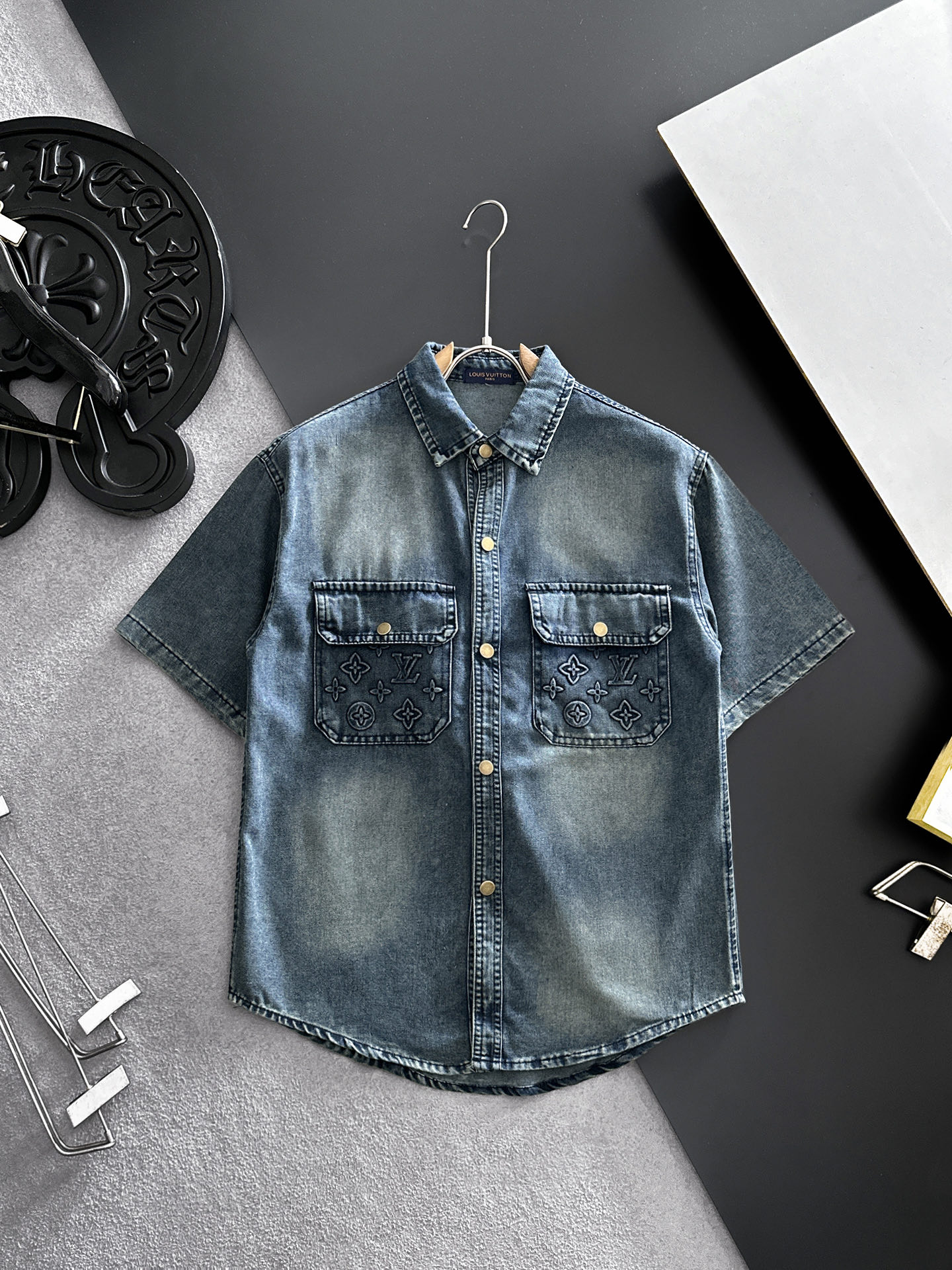 NO:864389,LV Louis Vuitton short-sleeved shirt-style denim jacket is made of imported denim denim fabric, logo jacquard, heavy industrial washing, shirt-type top jacket, embellished with hardware buttons, crisp and stylish, unique angle new interpretation, fashionable and versatile choice!  Size M-3XL,,louis vuitton,louis vuitton,jackets & coats,T-shirt,19860909LV路易威登 短袖衬衣款牛仔外套 精选进口丹宁牛仔面料,logo提花,重工洗水,衬衣型上衣外套,五金纽扣点缀,挺括有型,独有的角度全新演绎 时尚百搭首选！码数M-3XL,,louis vuitton,louis vuitton,jackets & coats,T-shirt,,Men's clothing