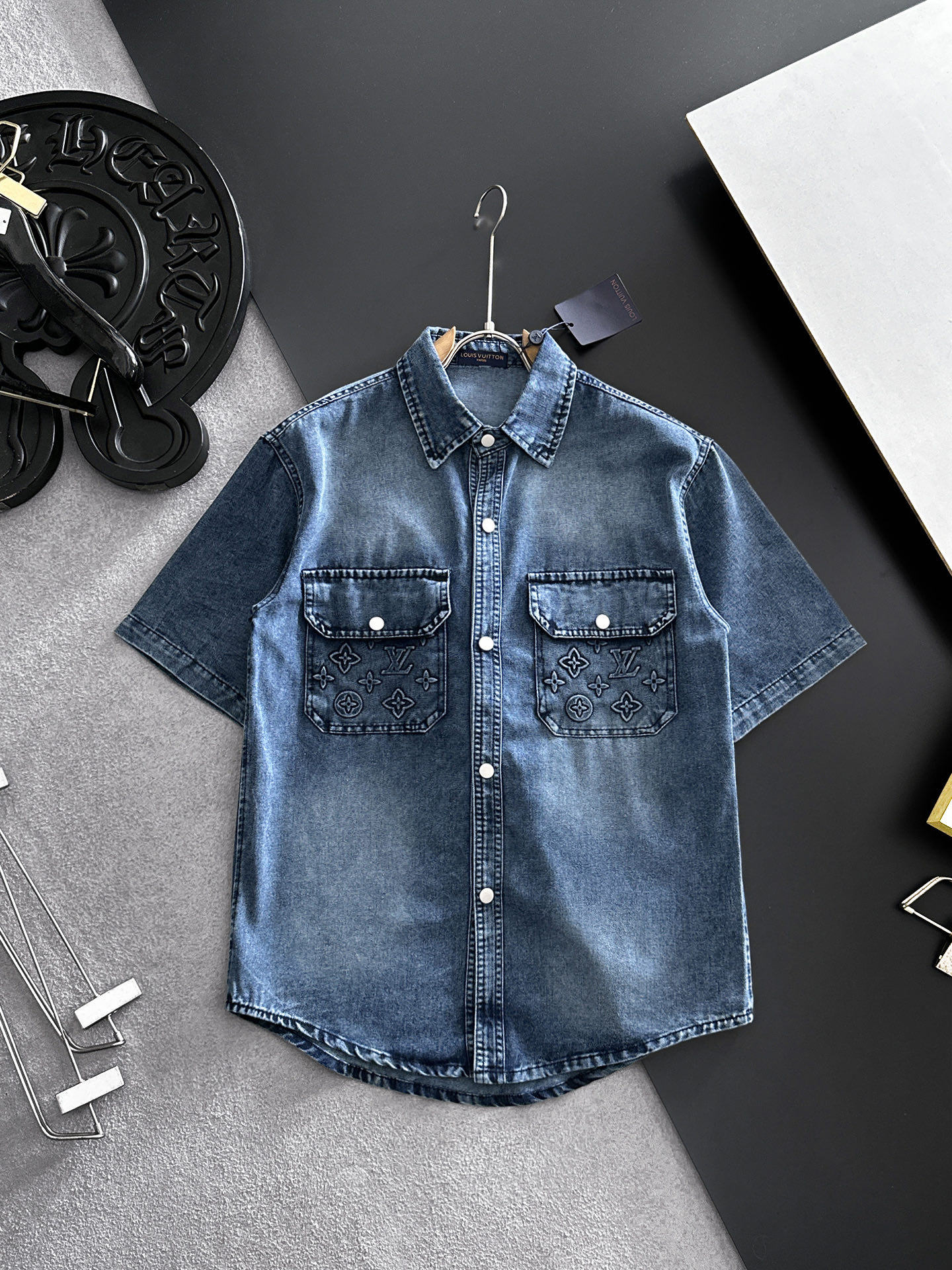 NO:864365,LV Louis Vuitton short-sleeved shirt-style denim jacket is made of imported denim denim fabric, logo jacquard, heavy industrial washing, shirt-type top jacket, embellished with hardware buttons, crisp and stylish, unique angle new interpretation, fashionable and versatile choice!  Size M-3XL,,louis vuitton,louis vuitton,jackets & coats,T-shirt,19860909LV路易威登 短袖衬衣款牛仔外套 精选进口丹宁牛仔面料,logo提花,重工洗水,衬衣型上衣外套,五金纽扣点缀,挺括有型,独有的角度全新演绎 时尚百搭首选！码数M-3XL,,louis vuitton,louis vuitton,jackets & coats,T-shirt,,Men's clothing
