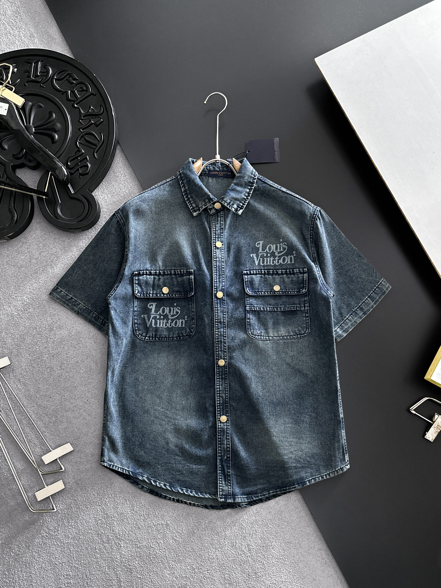 NO:864620,LV Louis Vuitton short-sleeved shirt-style denim jacket is made of imported denim denim fabric, logo jacquard, heavy industrial washing, shirt-type top jacket, embellished with hardware buttons, crisp and stylish, unique angle new interpretation, fashionable and versatile choice!  Size M-3XL,,louis vuitton,louis vuitton,jackets & coats,T-shirt,19860909LV路易威登 短袖衬衣款牛仔外套 精选进口丹宁牛仔面料,logo提花,重工洗水,衬衣型上衣外套,五金纽扣点缀,挺括有型,独有的角度全新演绎 时尚百搭首选！码数M-3XL,,louis vuitton,louis vuitton,jackets & coats,T-shirt,,Men's clothing