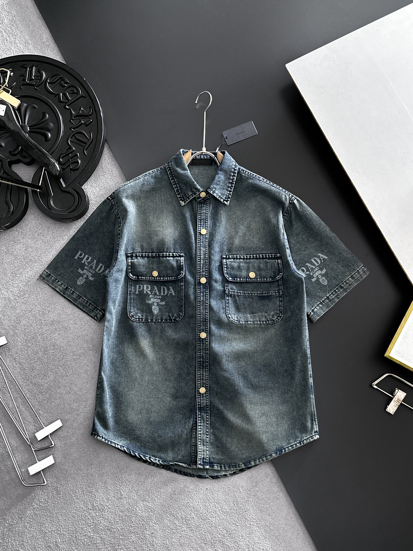 NO:864609,PRADA Short-sleeved shirt-style denim jacket is made of imported denim denim fabric, logo jacquard, heavy-duty washing, shirt-type top jacket, embellished with hardware buttons, crisp and stylish, a unique new interpretation of the angle, fashionable and versatile choice!  Size M-3XL,,prada,prada,jackets & coats,T-shirt,19860909PRADA普拉达 短袖衬衣款牛仔外套 精选进口丹宁牛仔面料,logo提花,重工洗水,衬衣型上衣外套,五金纽扣点缀,挺括有型,独有的角度全新演绎 时尚百搭首选！码数M-3XL,,prada,prada,jackets & coats,T-shirt,,Men's clothing
