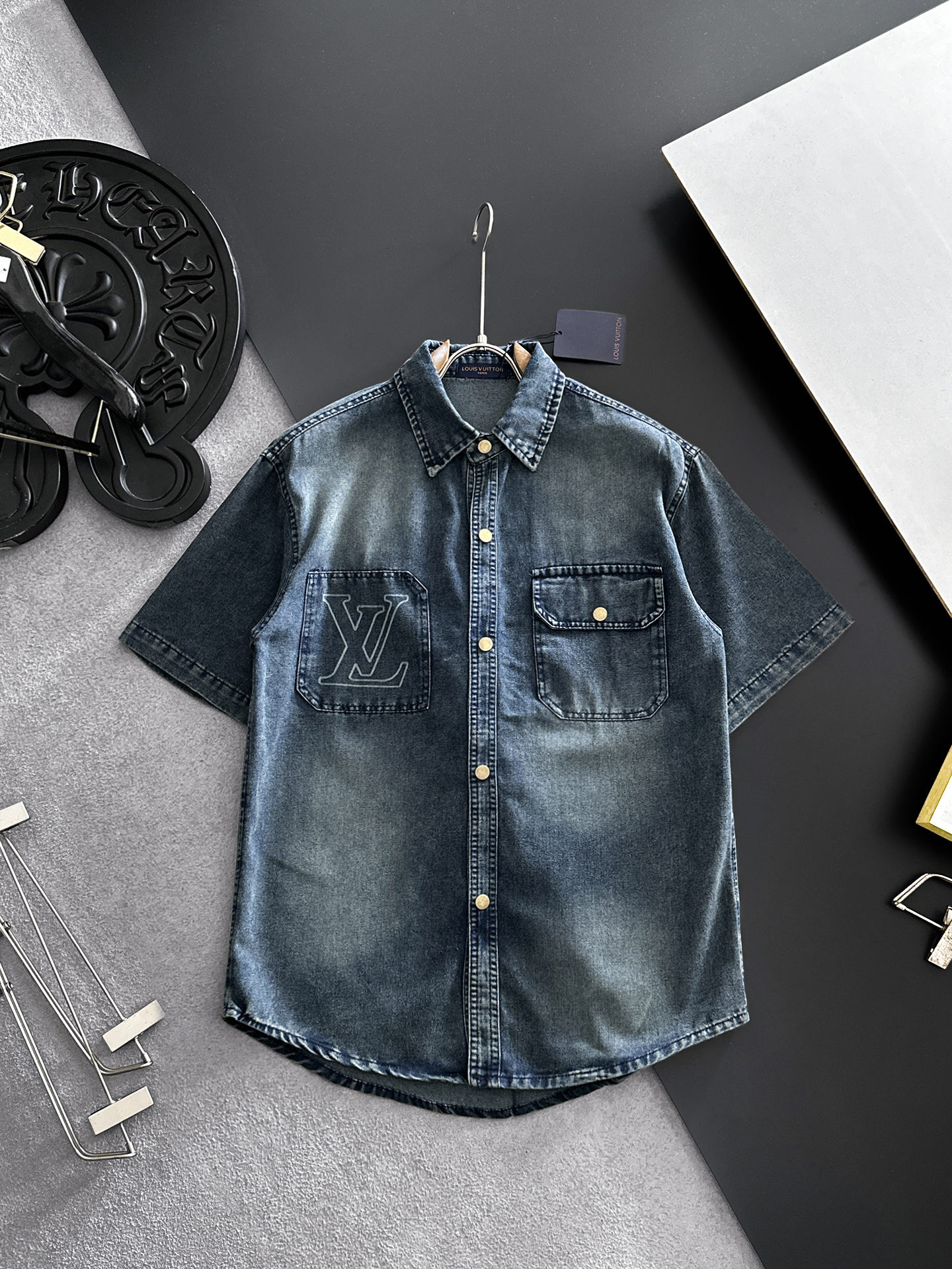 NO:864581,LV Louis Vuitton short-sleeved shirt-style denim jacket is made of imported denim denim fabric, logo jacquard, heavy industrial washing, shirt-type top jacket, embellished with hardware buttons, crisp and stylish, unique angle new interpretation, fashionable and versatile choice!  Size M-3XL,,louis vuitton,louis vuitton,jackets & coats,T-shirt,19860909LV路易威登 短袖衬衣款牛仔外套 精选进口丹宁牛仔面料,logo提花,重工洗水,衬衣型上衣外套,五金纽扣点缀,挺括有型,独有的角度全新演绎 时尚百搭首选！码数M-3XL,,louis vuitton,louis vuitton,jackets & coats,T-shirt,,Men's clothing