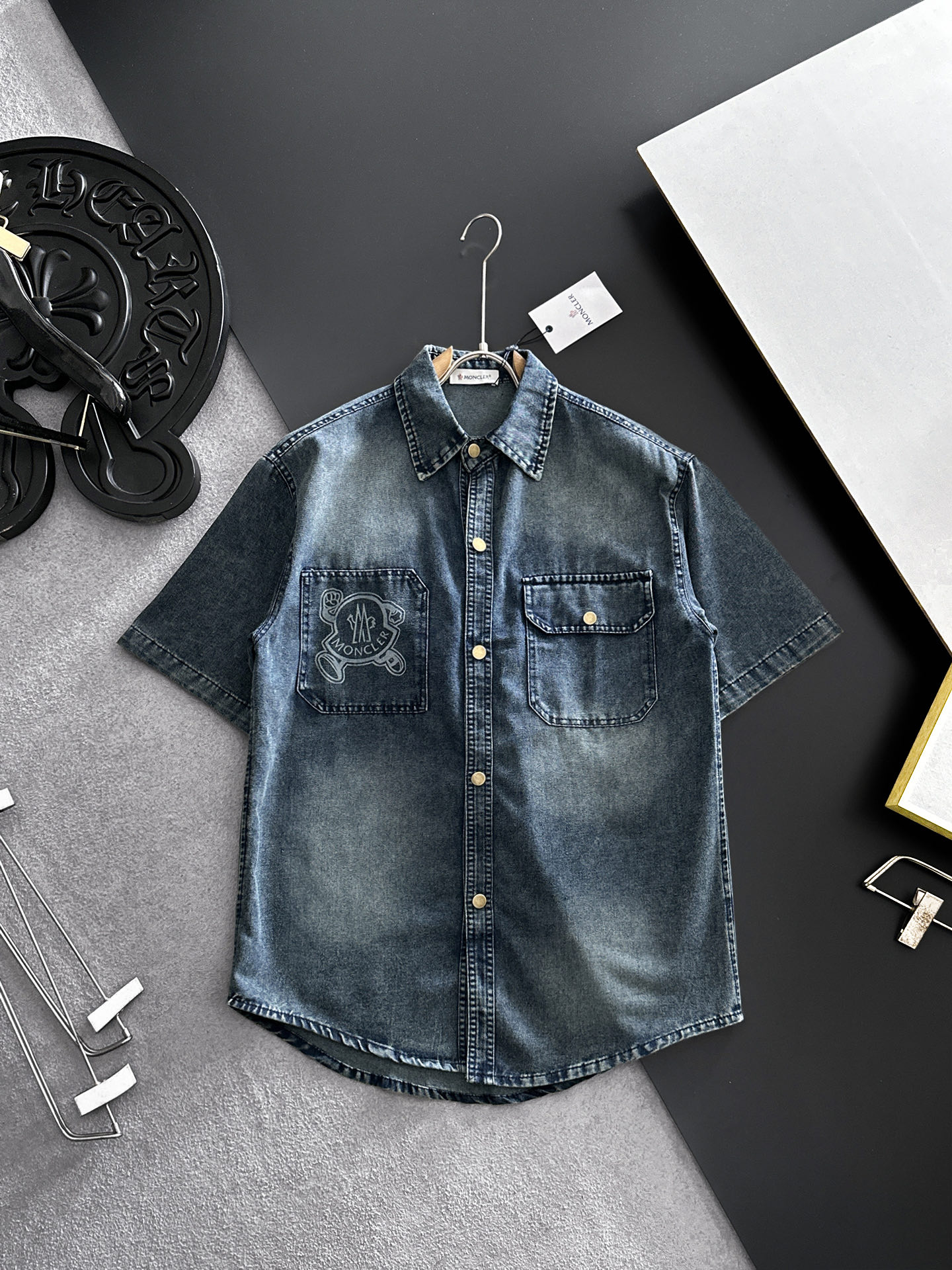NO:864558,MONCLER muzzled short-sleeved shirt-style denim jacket is made of imported denim denim fabric, logo jacquard, heavy industrial washing, shirt-type top jacket, embellished with hardware buttons, crisp and stylish, unique angle new interpretation, fashionable and versatile choice!  Size M-3XL,,Moncler,jackets & coats,T-shirt,19860909MONCLER蒙口 短袖衬衣款牛仔外套 精选进口丹宁牛仔面料,logo提花,重工洗水,衬衣型上衣外套,五金纽扣点缀,挺括有型,独有的角度全新演绎 时尚百搭首选！码数M-3XL,,Moncler,jackets & coats,T-shirt,,Men's clothing