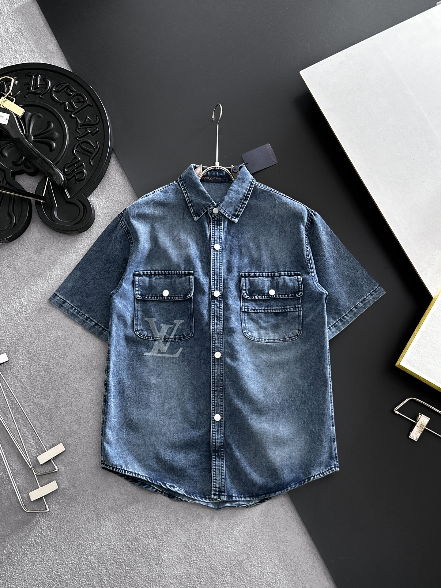 NO:864533,LV Louis Vuitton short-sleeved shirt-style denim jacket is made of imported denim denim fabric, logo jacquard, heavy industrial washing, shirt-type top jacket, embellished with hardware buttons, crisp and stylish, unique angle new interpretation, fashionable and versatile choice!  Size M-3XL,,louis vuitton,louis vuitton,jackets & coats,T-shirt,19860909LV路易威登 短袖衬衣款牛仔外套 精选进口丹宁牛仔面料,logo提花,重工洗水,衬衣型上衣外套,五金纽扣点缀,挺括有型,独有的角度全新演绎 时尚百搭首选！码数M-3XL,,louis vuitton,louis vuitton,jackets & coats,T-shirt,,Men's clothing