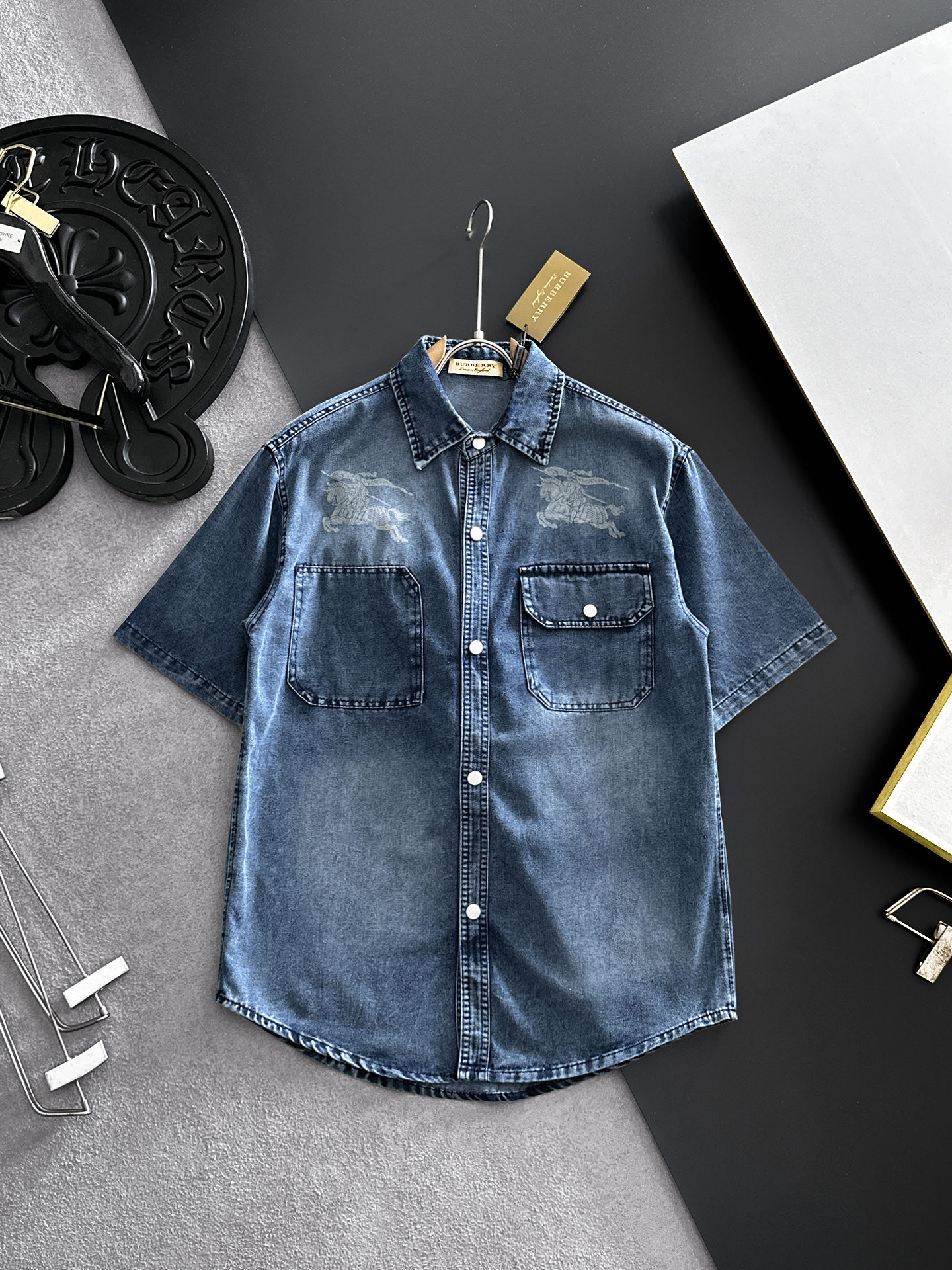 NO:864508,BURBERRY short-sleeved shirt-style denim jacket. It is made of imported denim denim fabrics, logo jacquard, and heavy industrial washing. It is a shirt-type top jacket, embellished with hardware buttons, crisp and stylish, with a unique angle and a new interpretation. It is the first choice for fashion and versatility!  Size M-3XL,,burberry,burberry,jackets & coats,T-shirt,19860909BURBERRY巴宝莉 短袖衬衣款牛仔外套 精选进口丹宁牛仔面料,logo提花,重工洗水,衬衣型上衣外套,五金纽扣点缀,挺括有型,独有的角度全新演绎 时尚百搭首选！码数M-3XL,,burberry,burberry,jackets & coats,T-shirt,,Men's clothing
