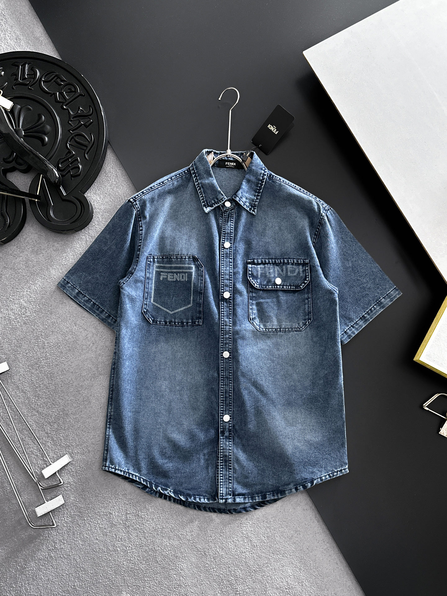 NO:864483,FENDI Fendi short-sleeved shirt-style denim jacket is made of imported denim denim fabric, logo jacquard, heavy industrial washing, shirt-type top jacket, embellished with hardware buttons, crisp and stylish, unique angle new interpretation, fashionable and versatile first choice!  Size M-3XL,,fendi,fendi,jackets & coats,T-shirt,19860909FENDI芬迪 短袖衬衣款牛仔外套 精选进口丹宁牛仔面料,logo提花,重工洗水,衬衣型上衣外套,五金纽扣点缀,挺括有型,独有的角度全新演绎 时尚百搭首选！码数M-3XL,,fendi,fendi,jackets & coats,T-shirt,,Men's clothing