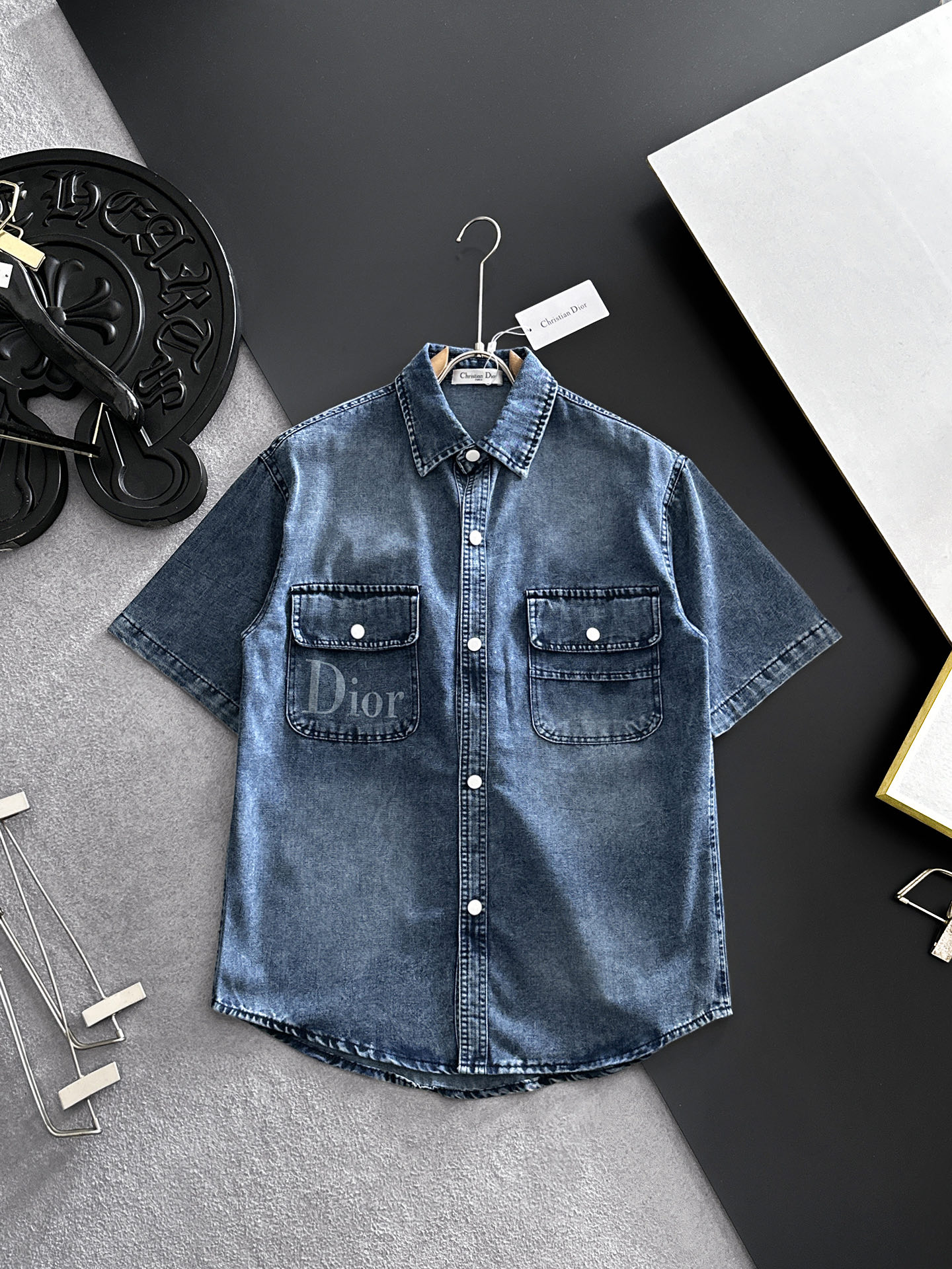 NO:864460,DIOR Dior short-sleeved shirt-style denim jacket is made of imported denim denim fabric, logo jacquard, heavy industrial washing, shirt-type top jacket, embellished with hardware buttons, crisp and stylish, with a unique angle and a new interpretation. It is the first choice for fashion and versatility!  Size M-3XL,,dior,dior,jackets & coats,T-shirt,19860909DIOR迪奥 短袖衬衣款牛仔外套 精选进口丹宁牛仔面料,logo提花,重工洗水,衬衣型上衣外套,五金纽扣点缀,挺括有型,独有的角度全新演绎 时尚百搭首选！码数M-3XL,,dior,dior,jackets & coats,T-shirt,,Men's clothing