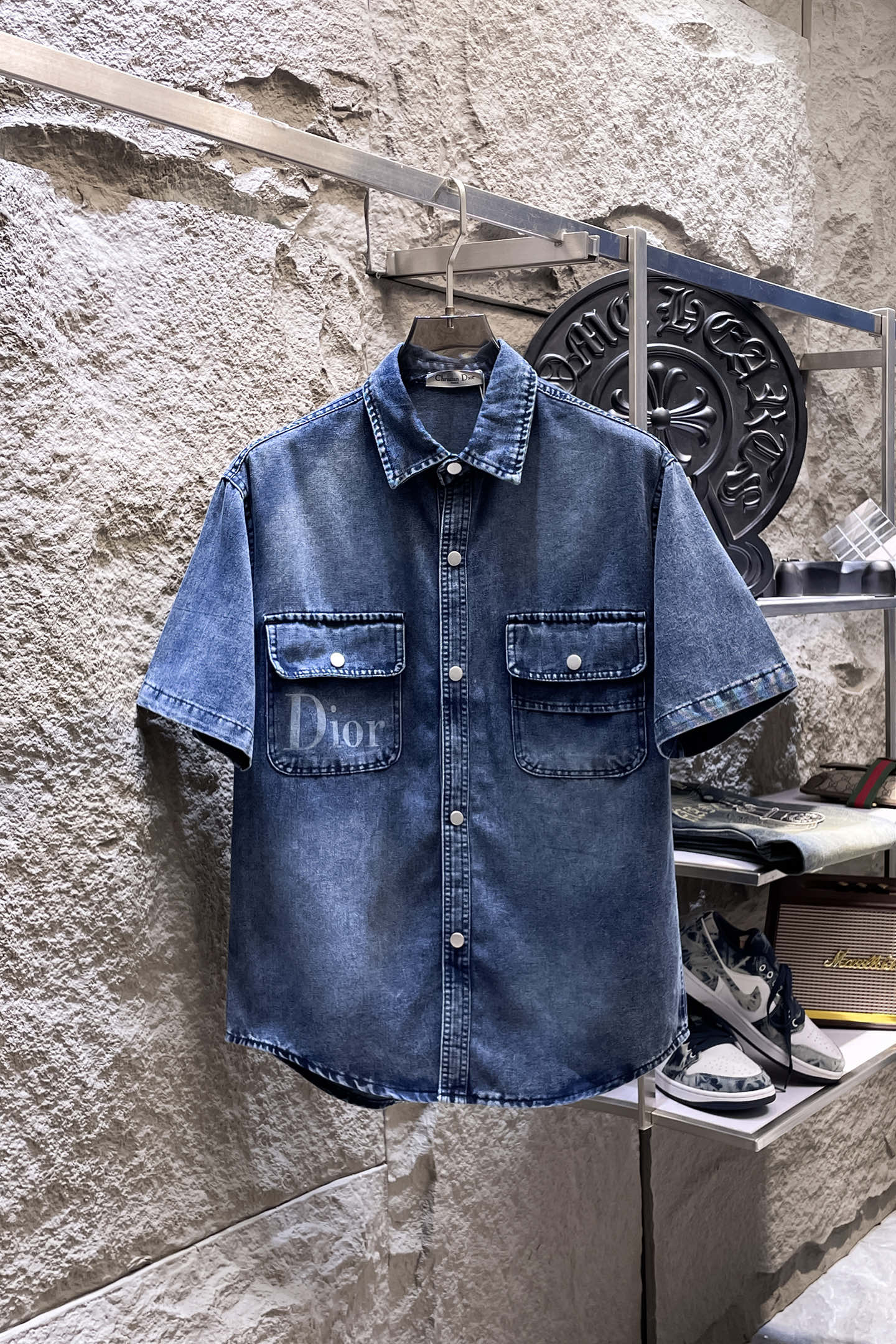 NO:937394,DIOR Dior short-sleeved shirt-style denim jacket is made of imported denim denim fabric, logo jacquard, heavy industrial washing, shirt-type top jacket, embellished with hardware buttons, crisp and stylish, with a unique angle and a new interpretation. It is the first choice for fashion and versatility!  Size M-3XL,,dior,dior,jackets & coats,T-shirt,19860909DIOR迪奥 短袖衬衣款牛仔外套 精选进口丹宁牛仔面料,logo提花,重工洗水,衬衣型上衣外套,五金纽扣点缀,挺括有型,独有的角度全新演绎 时尚百搭首选！码数M-3XL,,dior,dior,jackets & coats,T-shirt,,Men's clothing